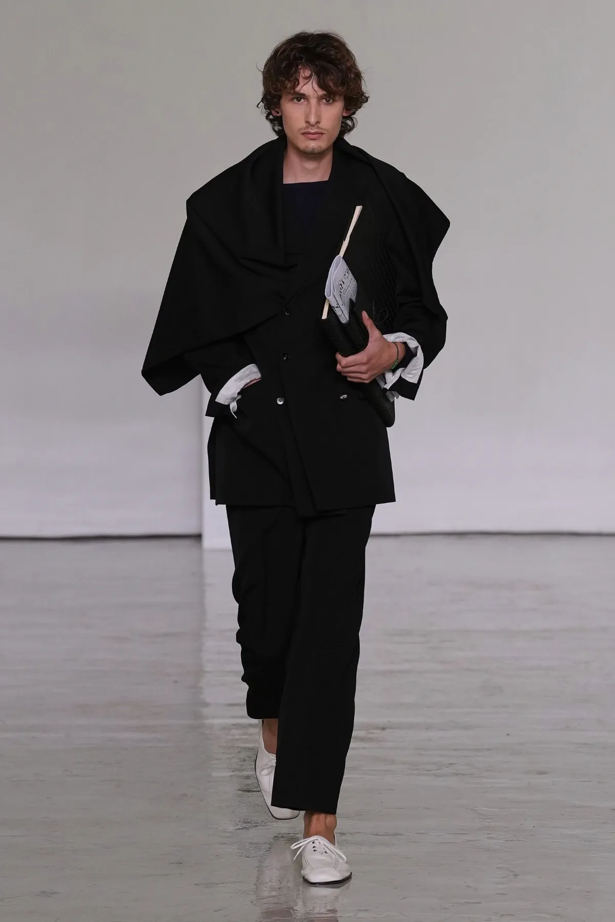 Pour le printemps 2027, Bottega Veneta desserre l'étau de l'intrecciato et laisse enfin respirer son vestiaire homme