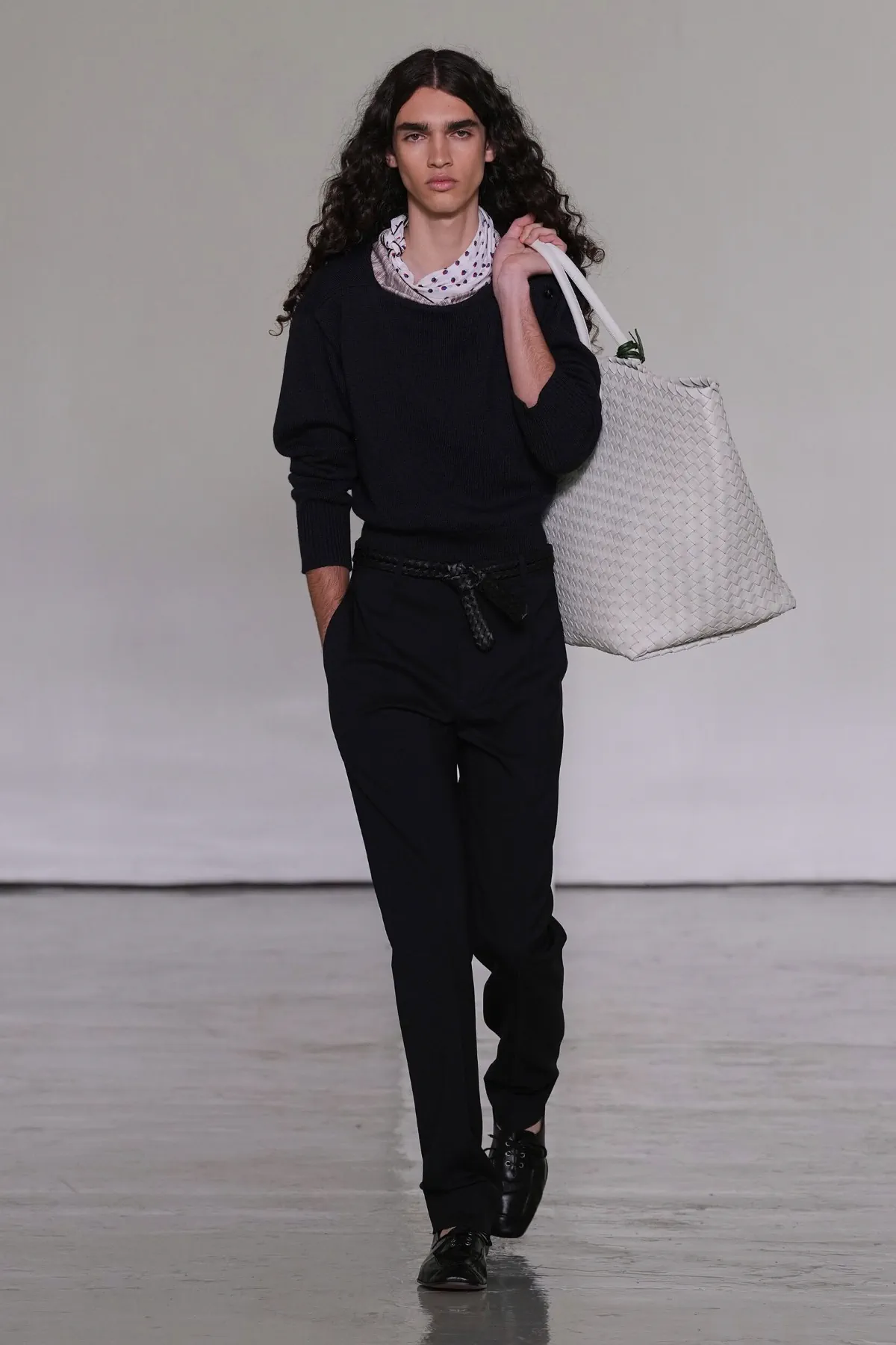 Pour le printemps 2027, Bottega Veneta desserre l'étau de l'intrecciato et laisse enfin respirer son vestiaire homme
