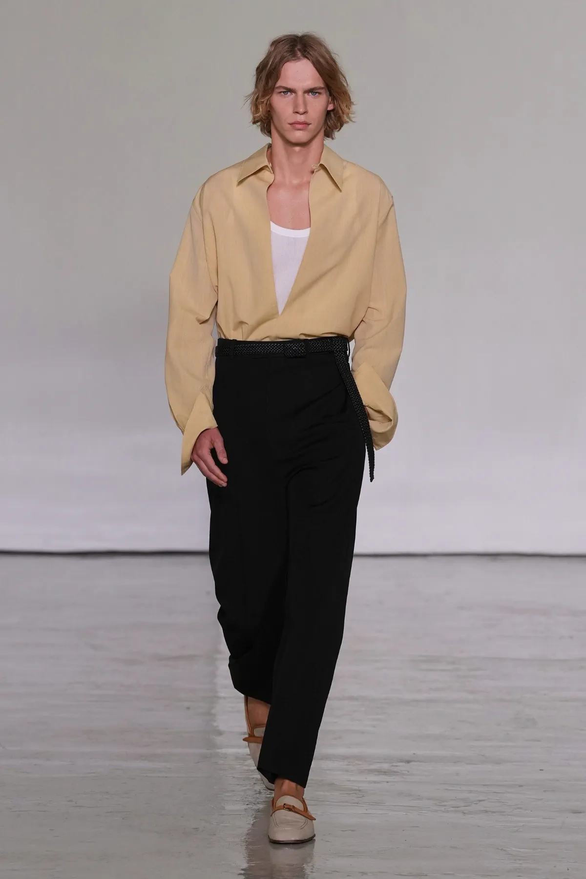 Pour le printemps 2027, Bottega Veneta desserre l'étau de l'intrecciato et laisse enfin respirer son vestiaire homme