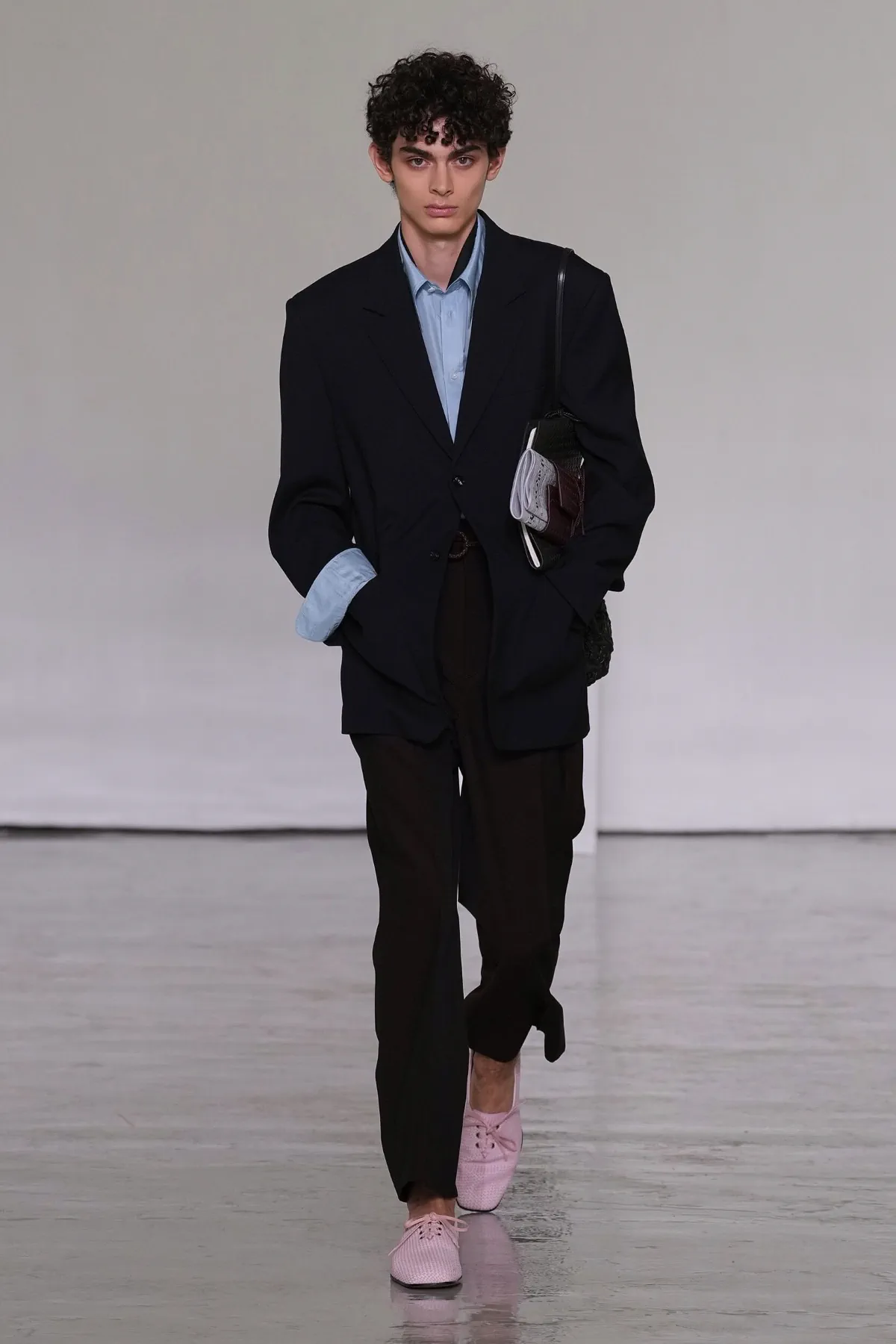 Pour le printemps 2027, Bottega Veneta desserre l'étau de l'intrecciato et laisse enfin respirer son vestiaire homme