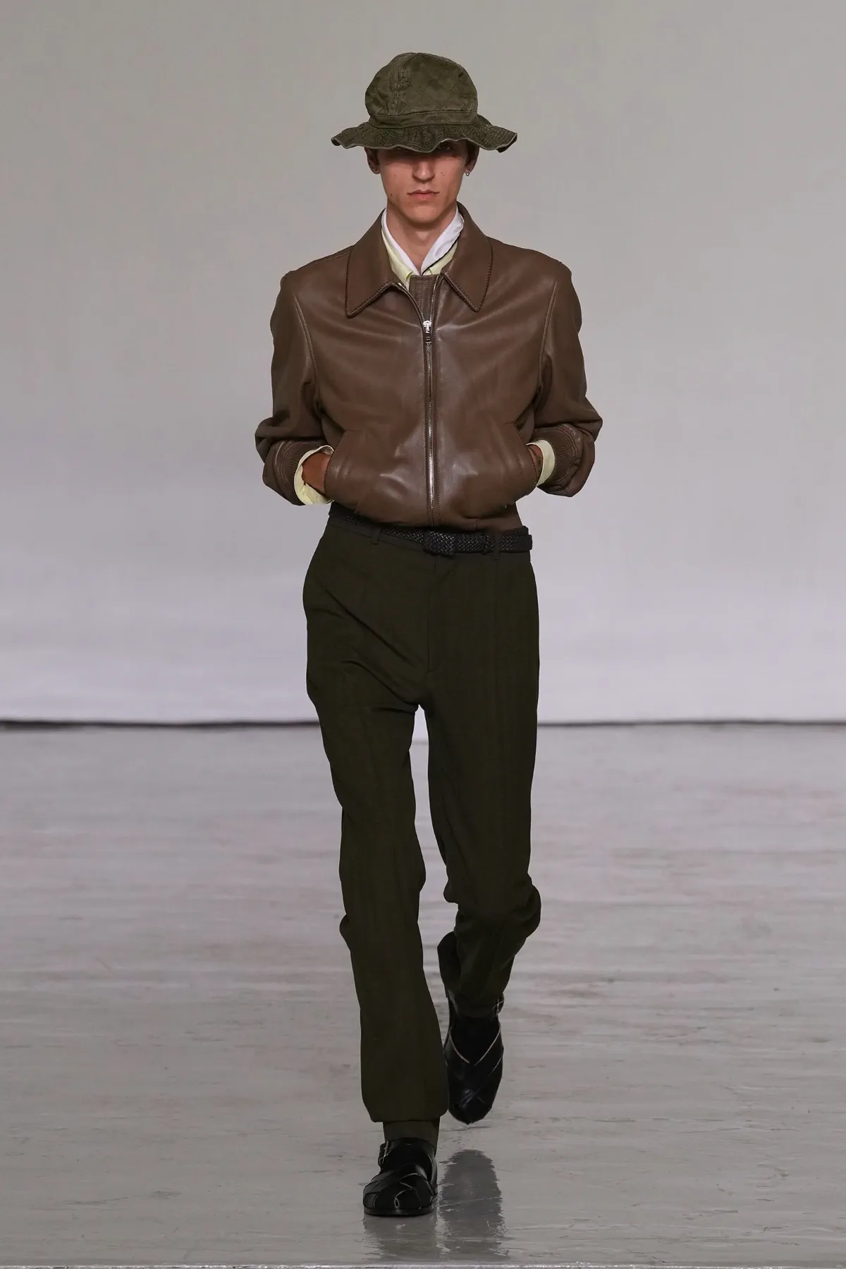 Pour le printemps 2027, Bottega Veneta desserre l'étau de l'intrecciato et laisse enfin respirer son vestiaire homme