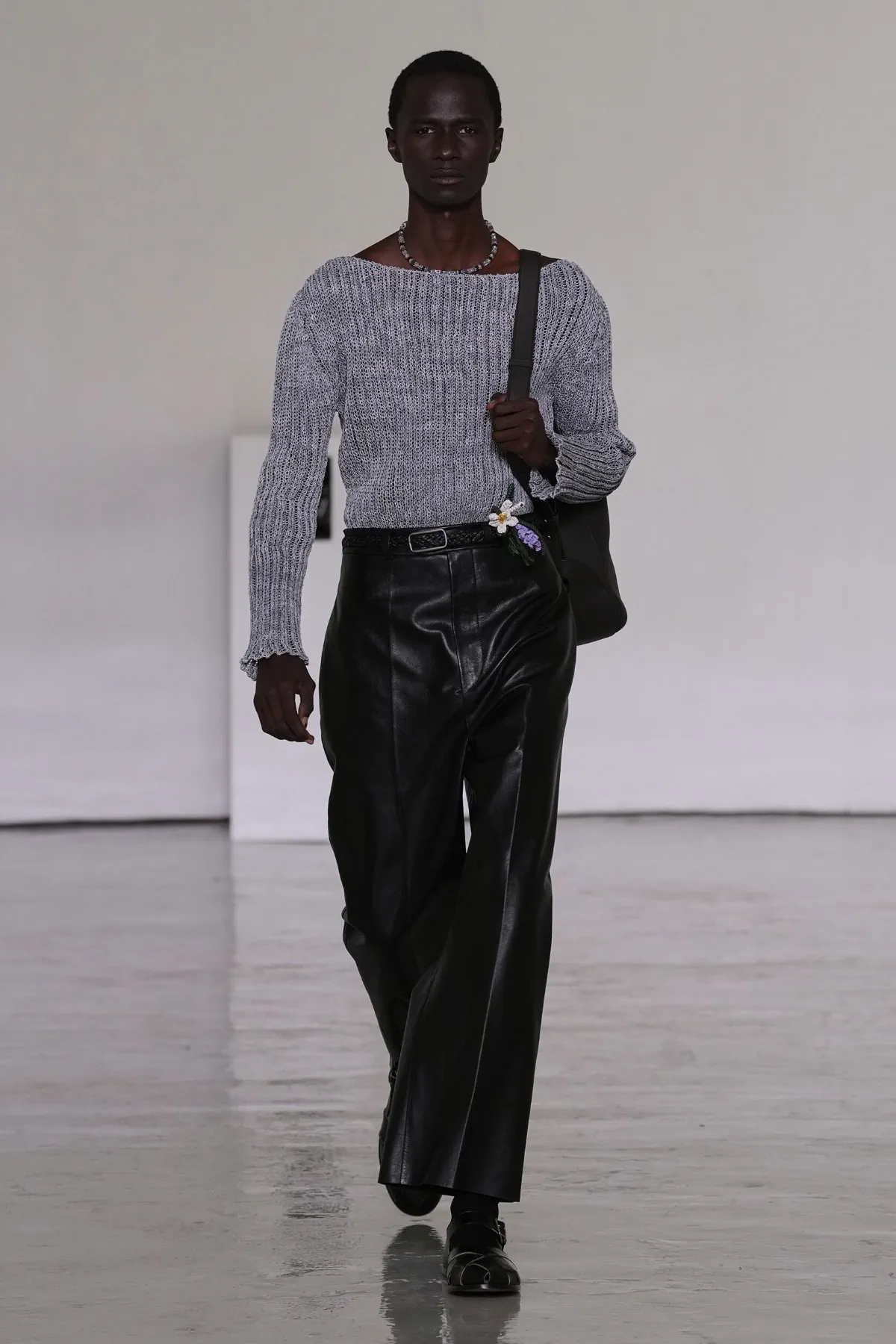 Pour le printemps 2027, Bottega Veneta desserre l'étau de l'intrecciato et laisse enfin respirer son vestiaire homme