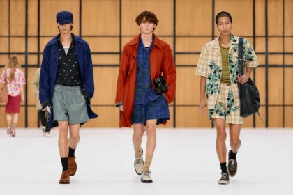 Burberry printemps 2027, l’imperfection selon Celia Birtwell