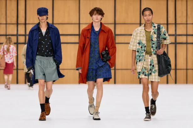 Burberry printemps 2027, l’imperfection selon Celia Birtwell