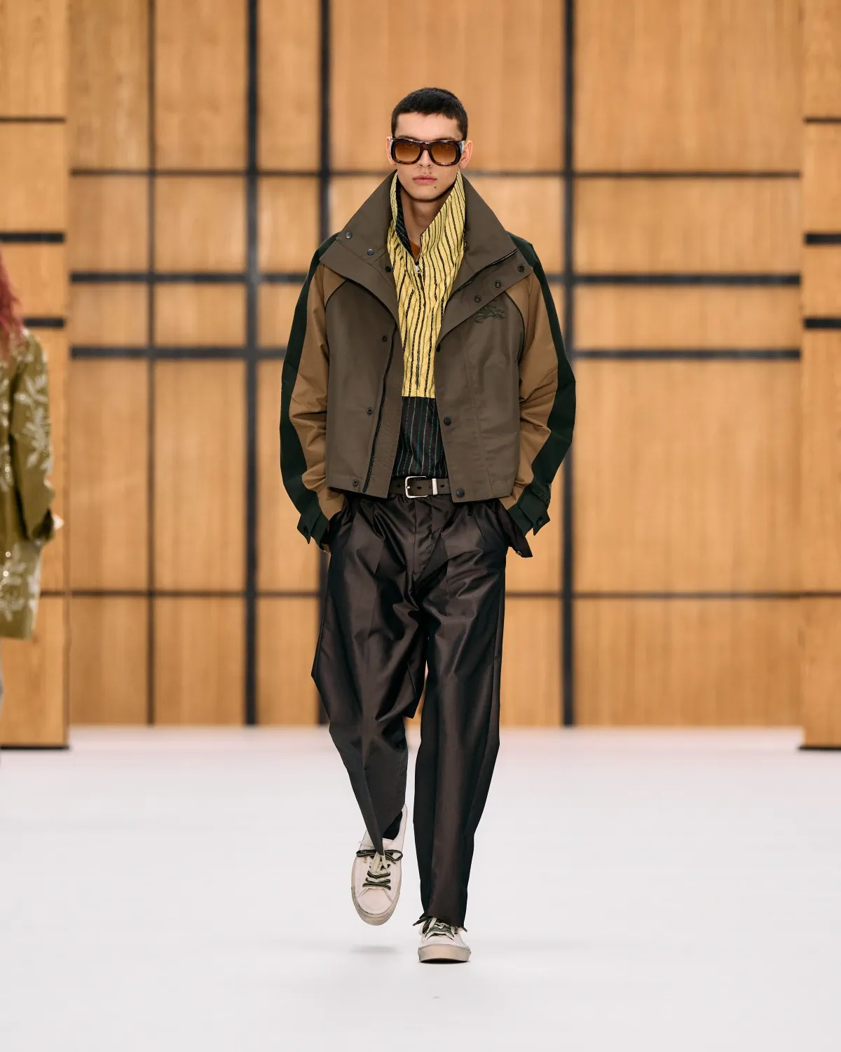 Burberry printemps 2027, l’imperfection selon Celia Birtwell