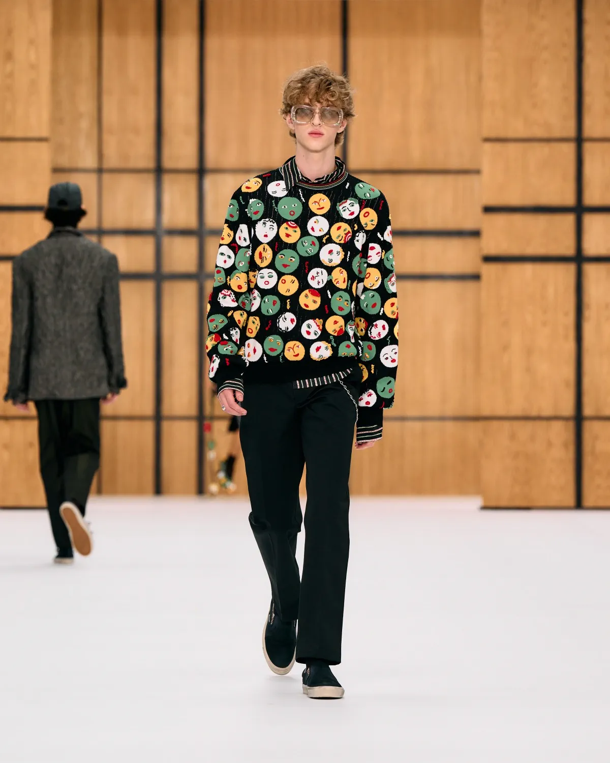 Burberry printemps 2027, l’imperfection selon Celia Birtwell