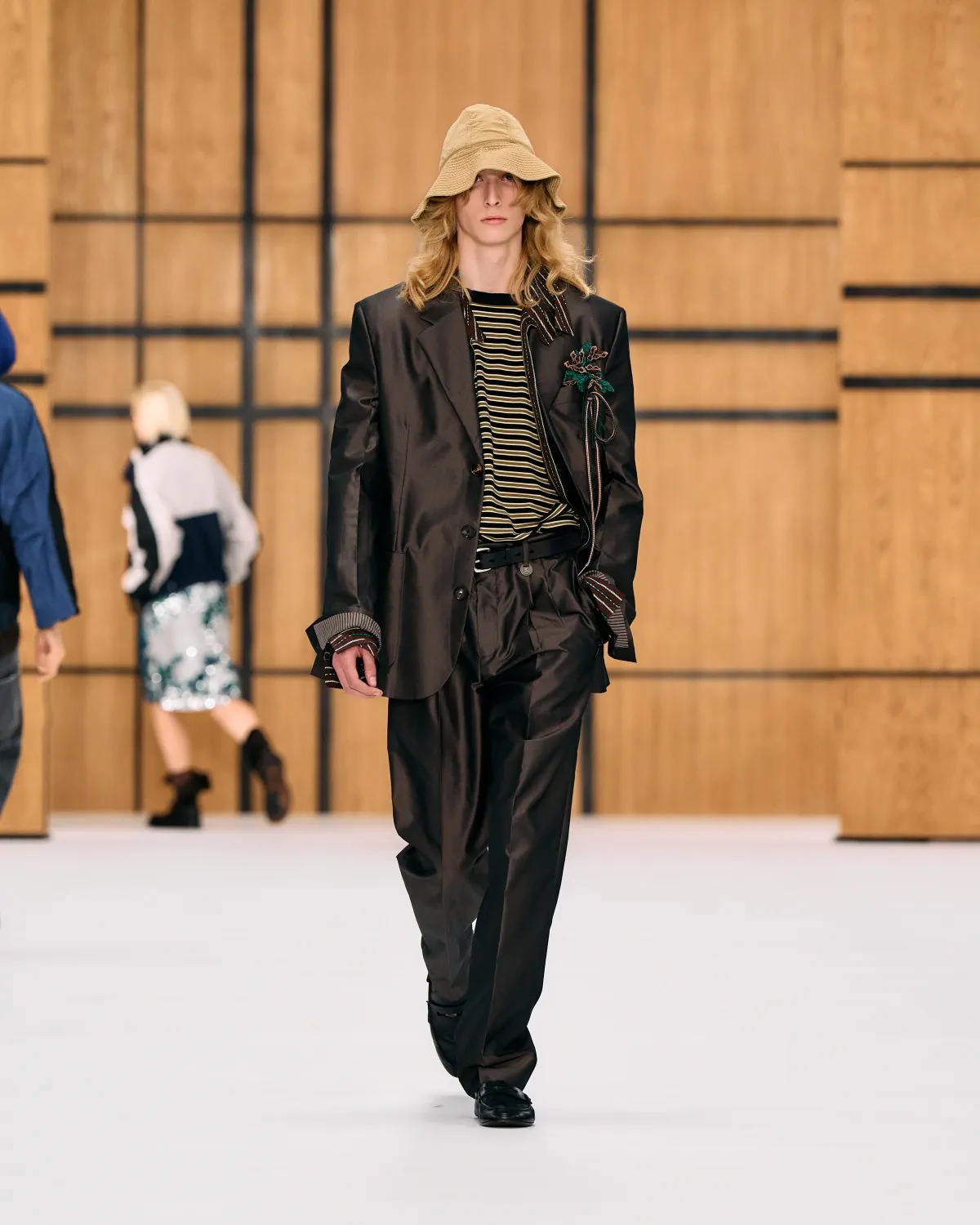 Burberry printemps 2027, l’imperfection selon Celia Birtwell
