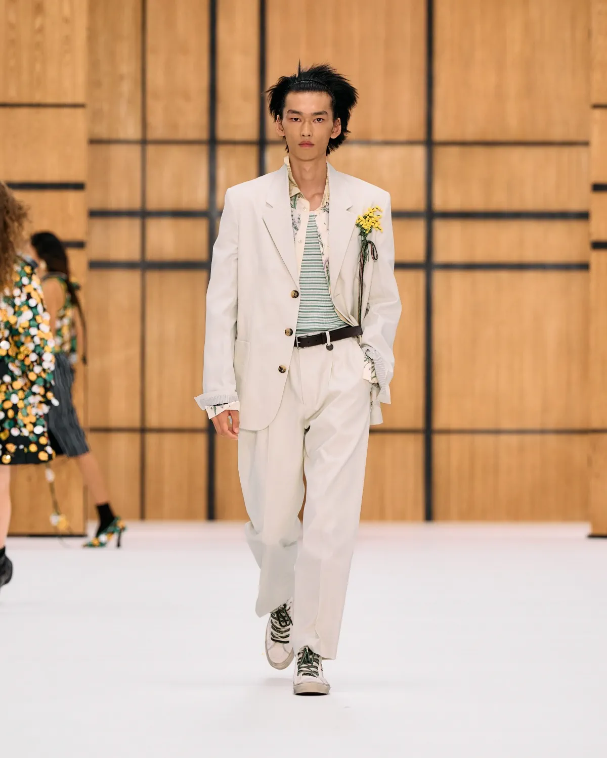 Burberry printemps 2027, l’imperfection selon Celia Birtwell