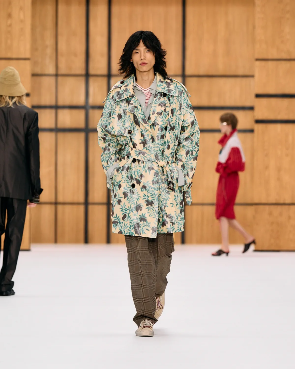Burberry printemps 2027, l’imperfection selon Celia Birtwell