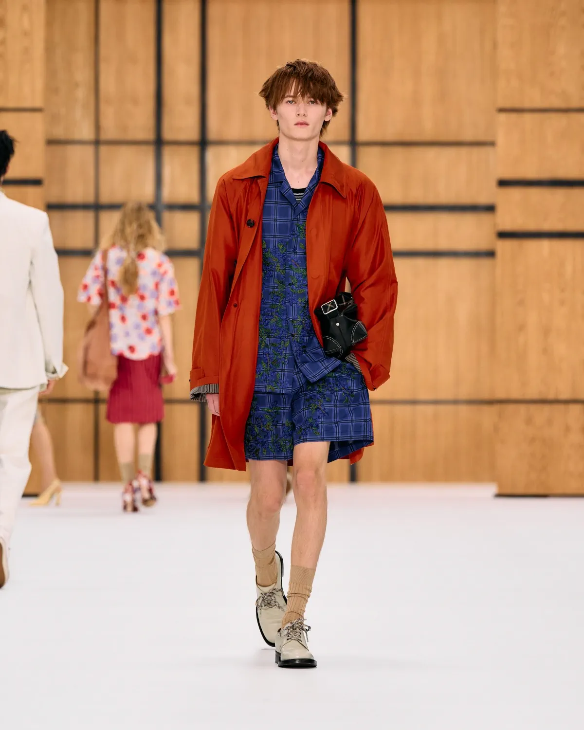 Burberry printemps 2027, l’imperfection selon Celia Birtwell