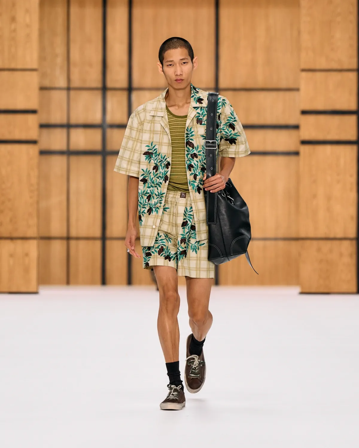 Burberry printemps 2027, l’imperfection selon Celia Birtwell