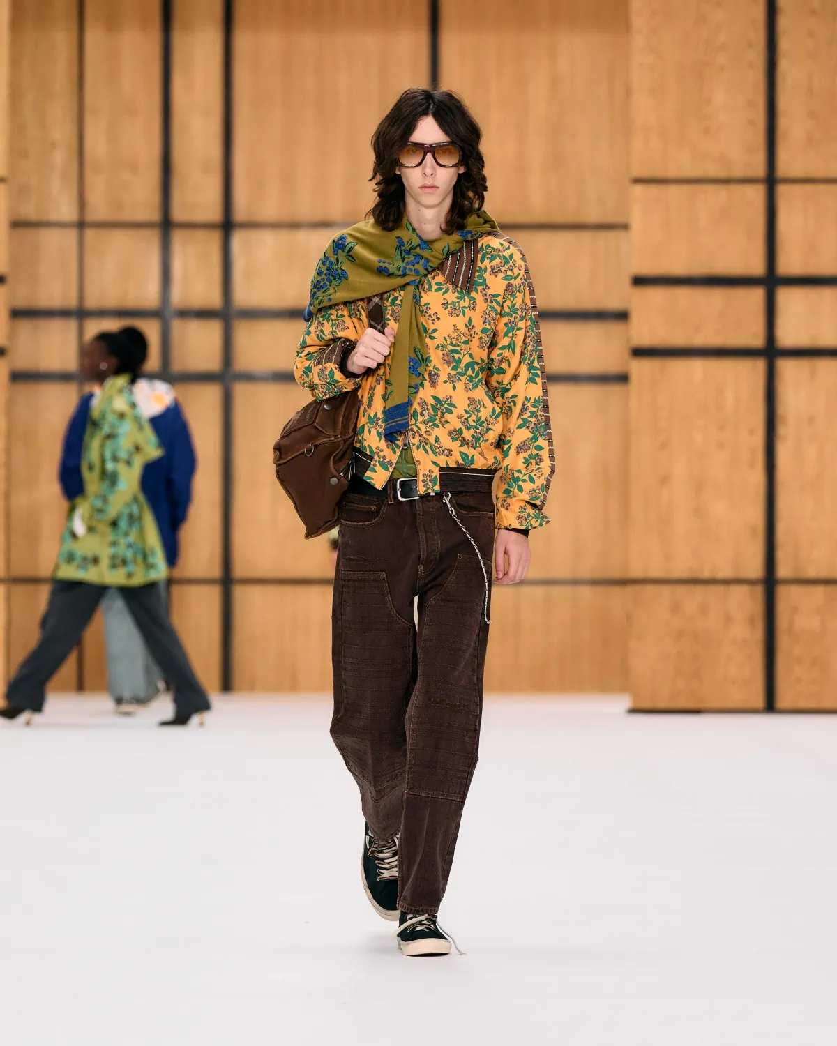 Burberry printemps 2027, l’imperfection selon Celia Birtwell