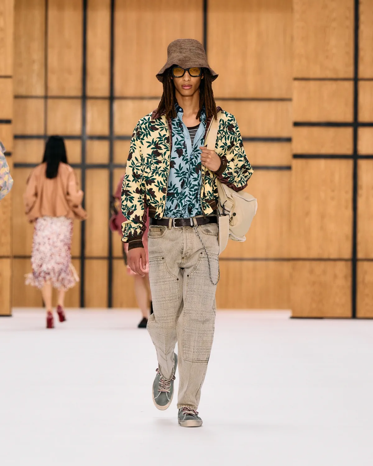 Burberry printemps 2027, l’imperfection selon Celia Birtwell