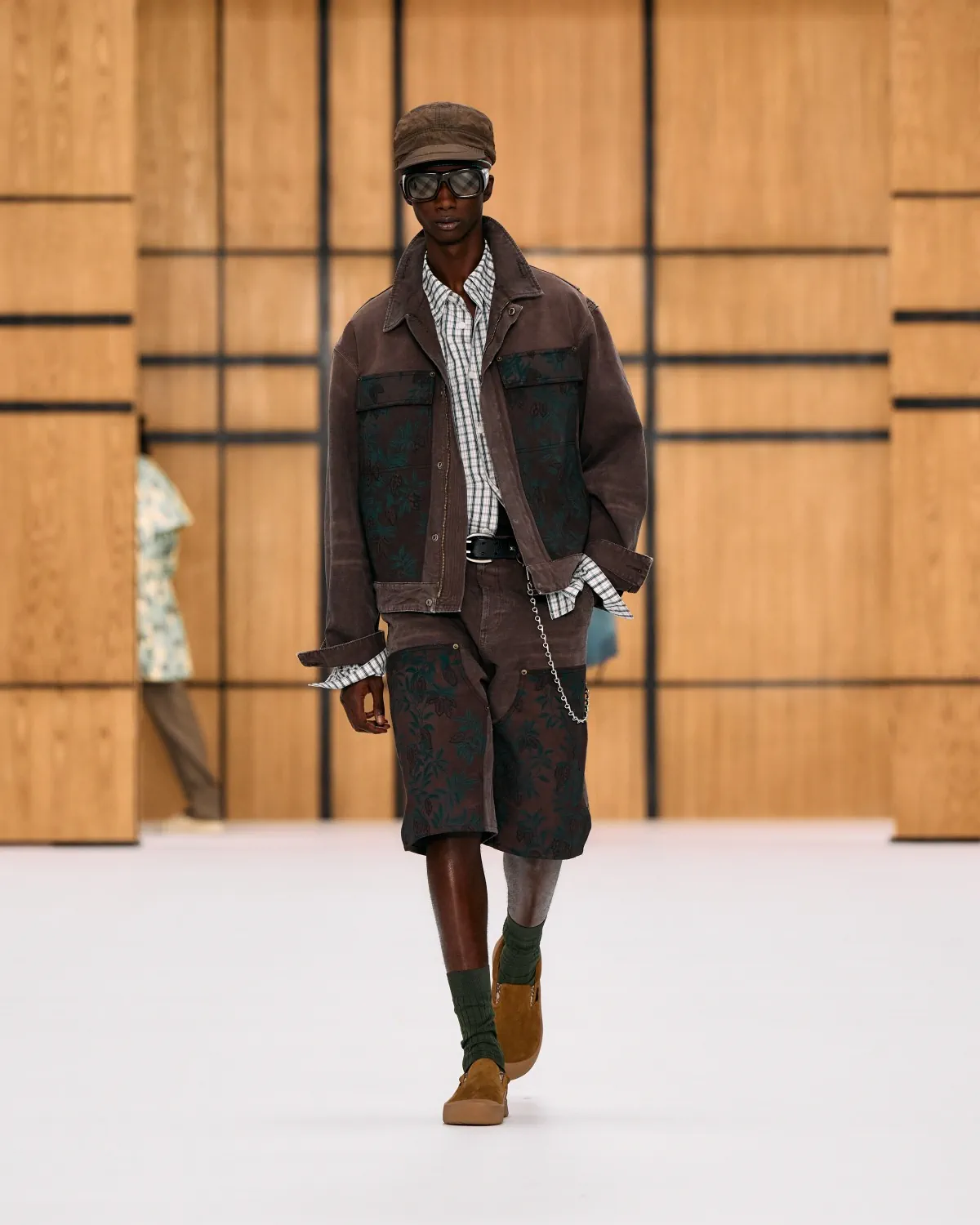 Burberry printemps 2027, l’imperfection selon Celia Birtwell