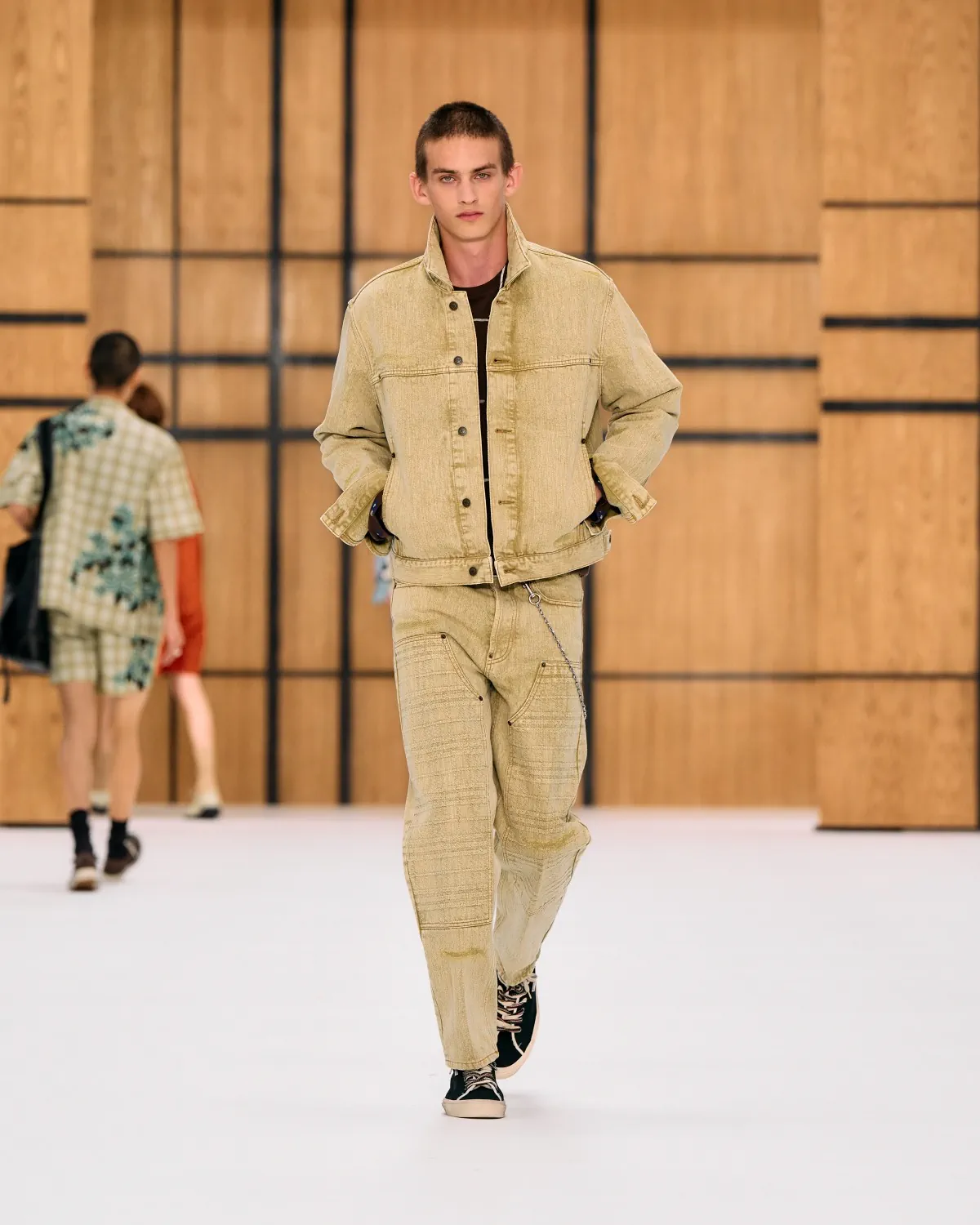 Burberry printemps 2027, l’imperfection selon Celia Birtwell