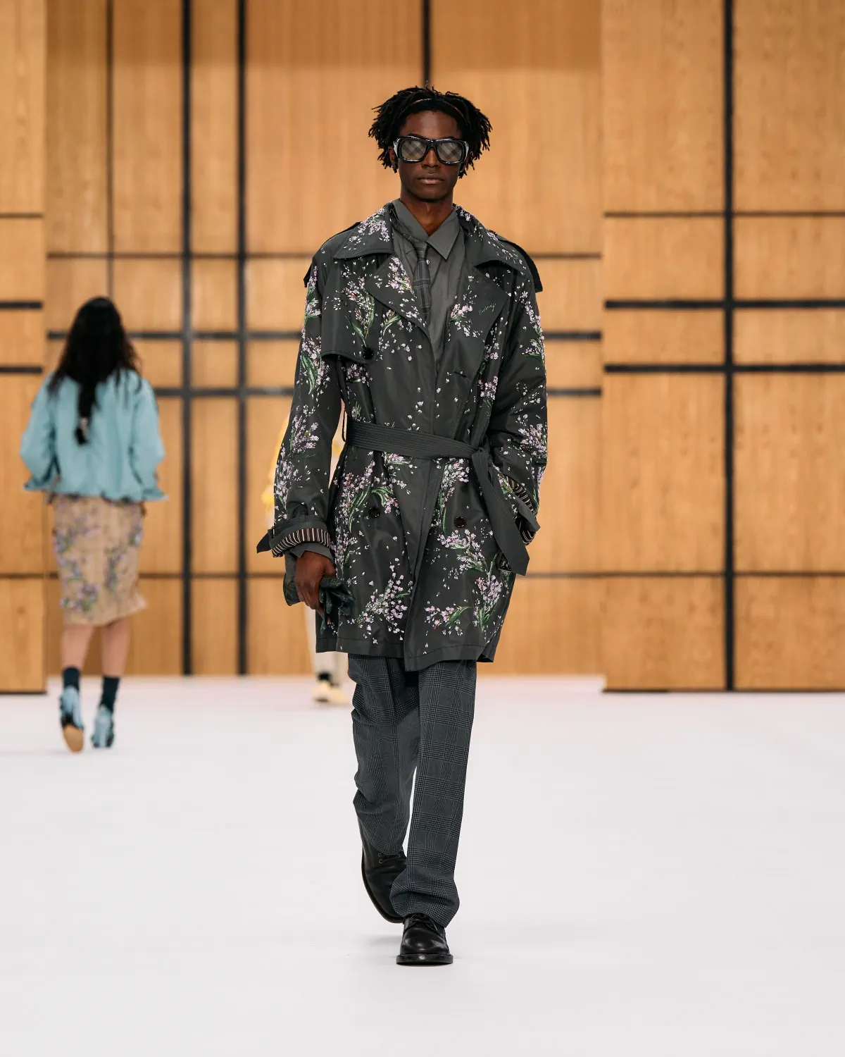 Burberry printemps 2027, l’imperfection selon Celia Birtwell