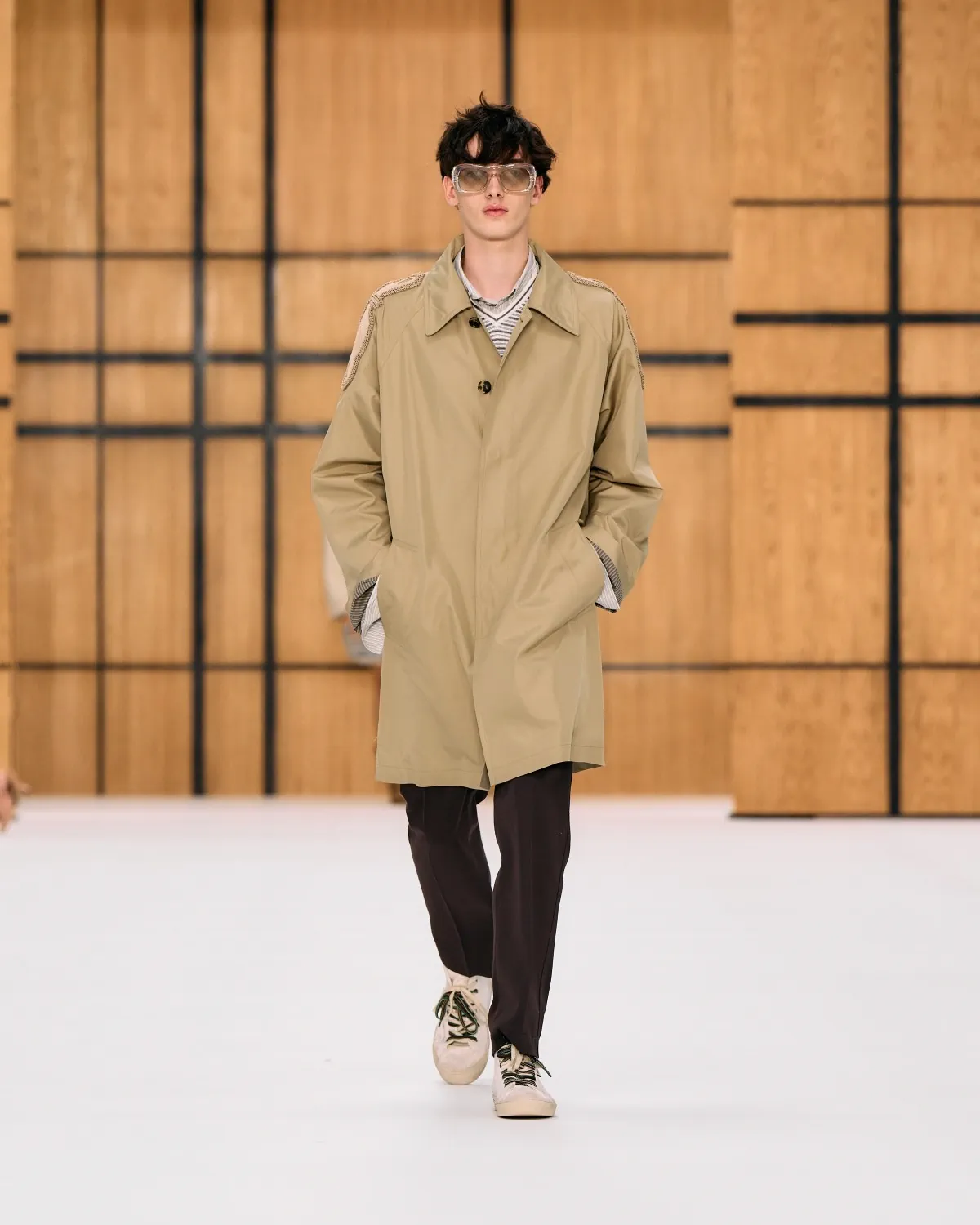 Burberry printemps 2027, l’imperfection selon Celia Birtwell