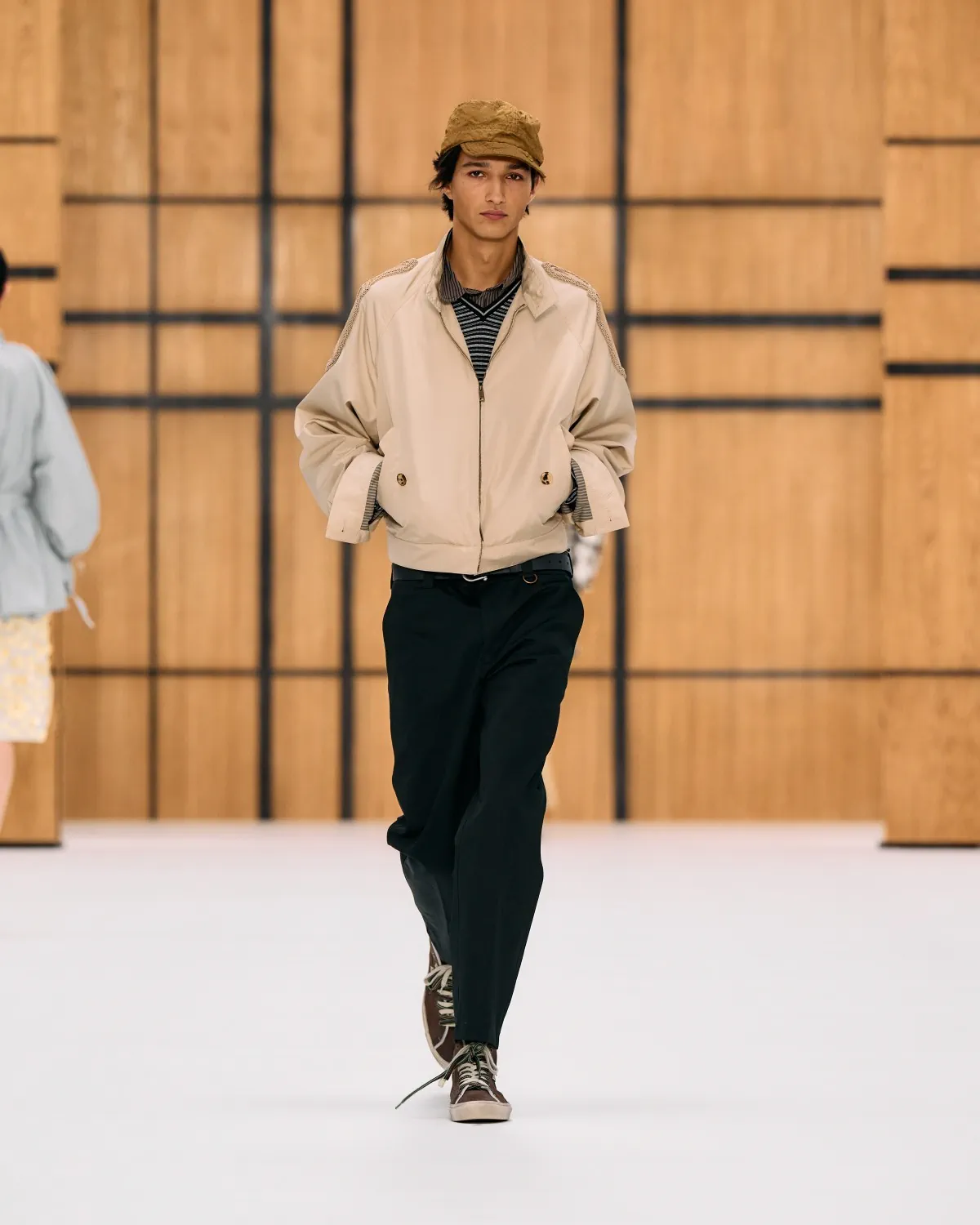 Burberry printemps 2027, l’imperfection selon Celia Birtwell