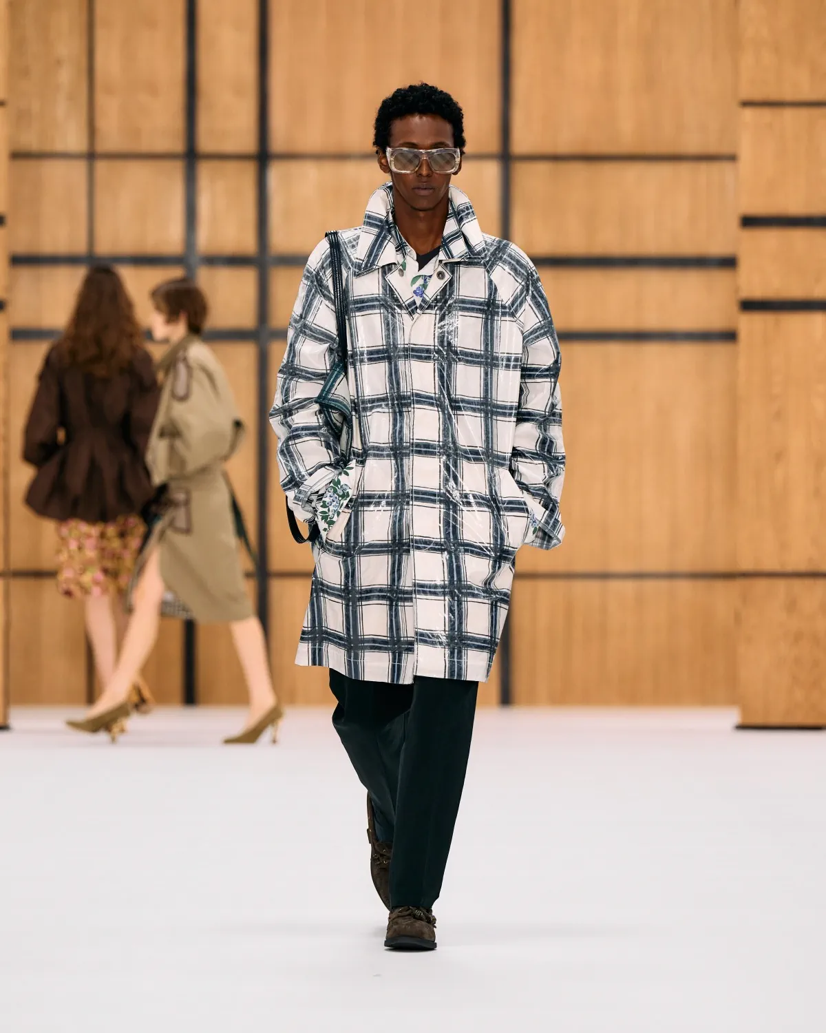 Burberry printemps 2027, l’imperfection selon Celia Birtwell