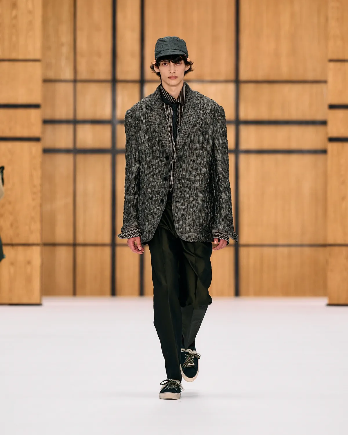 Burberry printemps 2027, l’imperfection selon Celia Birtwell