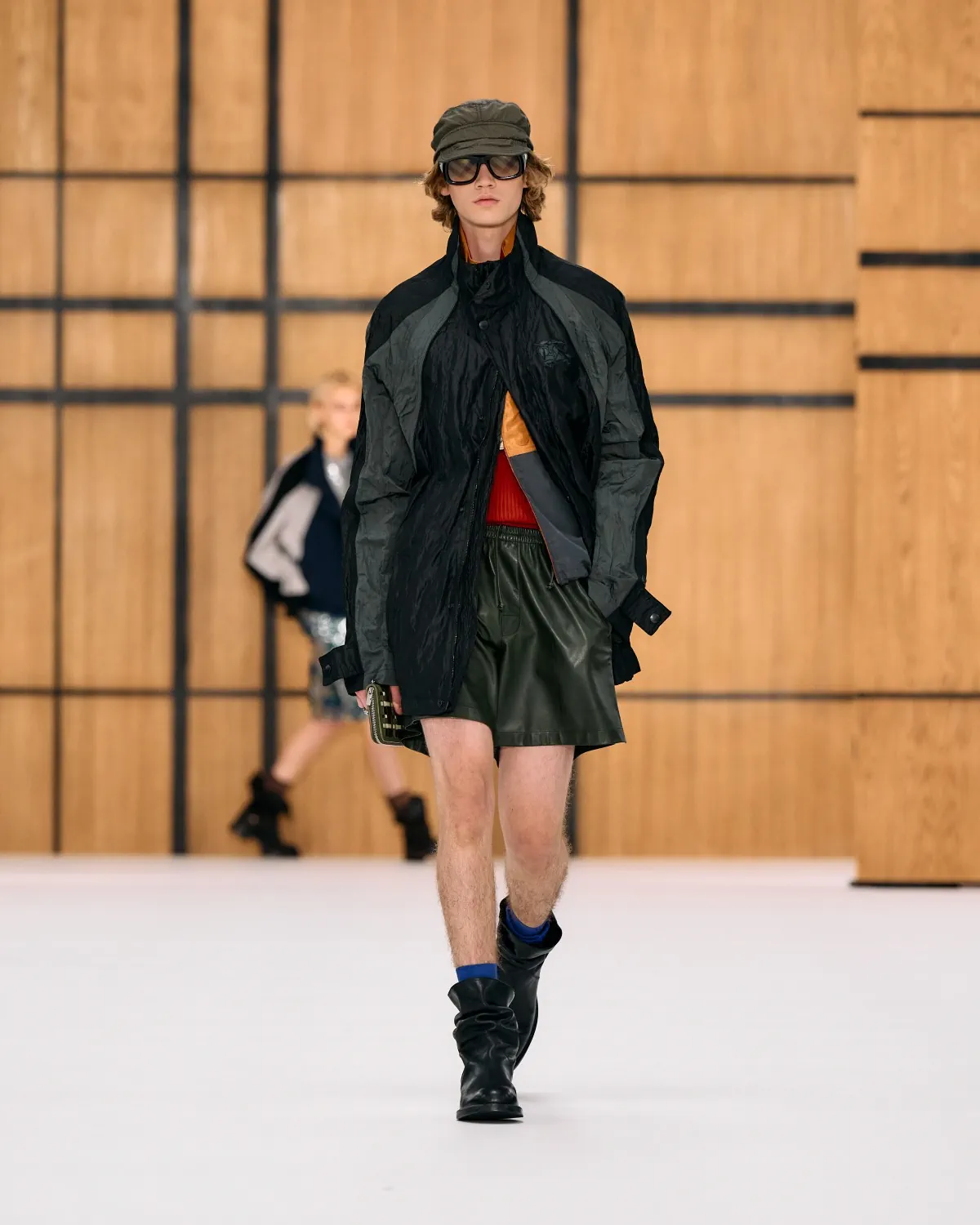 Burberry printemps 2027, l’imperfection selon Celia Birtwell