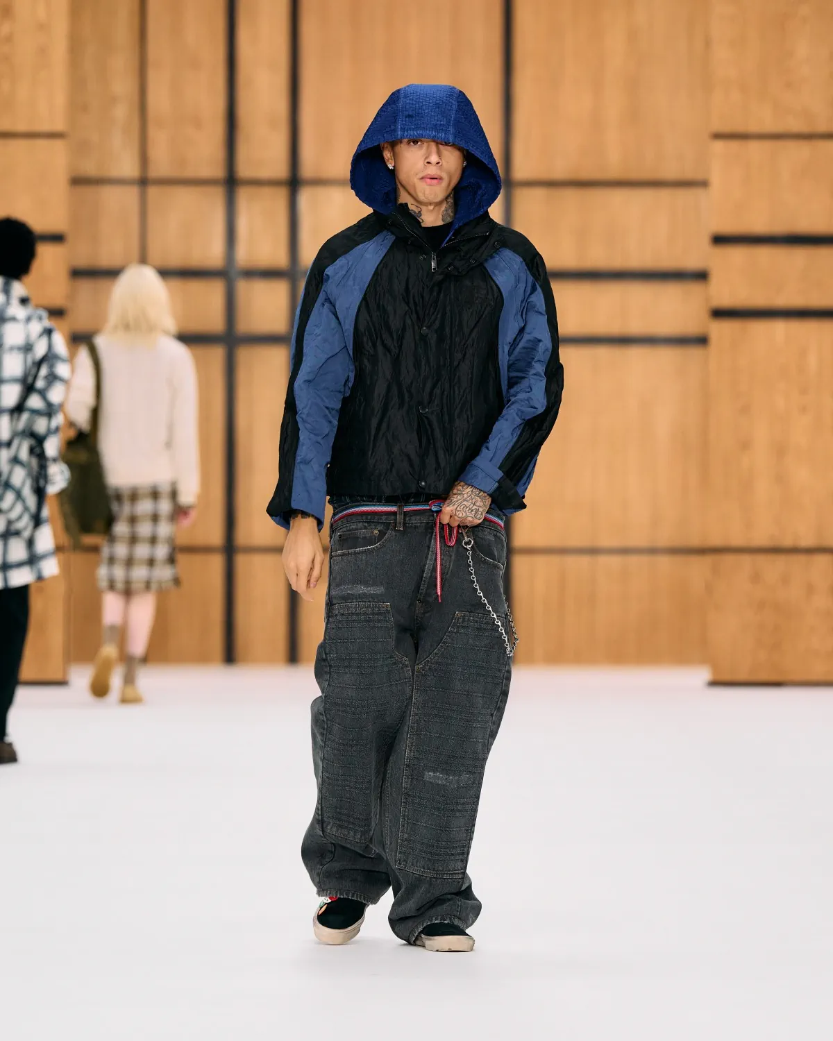 Burberry printemps 2027, l’imperfection selon Celia Birtwell
