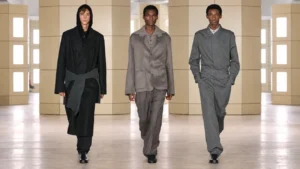Pour l'automne/hiver 2026, COS impose son calme dans la verticalité new-yorkaise