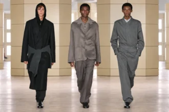 Pour l'automne/hiver 2026, COS impose son calme dans la verticalité new-yorkaise