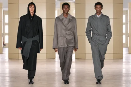 Pour l'automne/hiver 2026, COS impose son calme dans la verticalité new-yorkaise