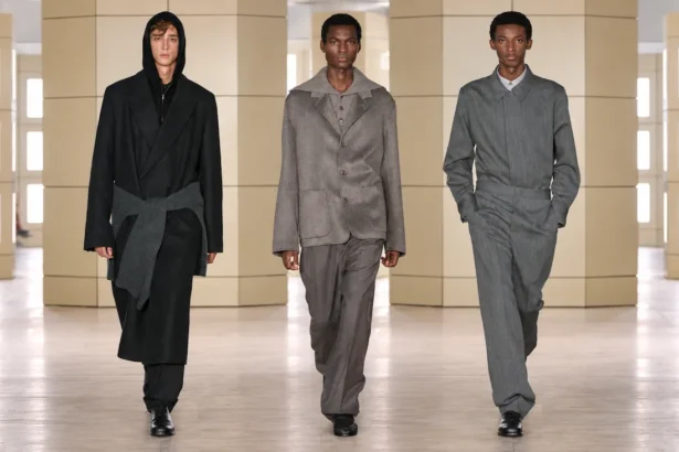 Pour l'automne/hiver 2026, COS impose son calme dans la verticalité new-yorkaise