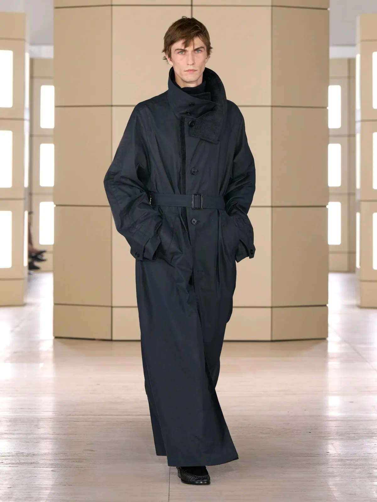 Pour l'automne/hiver 2026, COS impose son calme dans la verticalité new-yorkaise