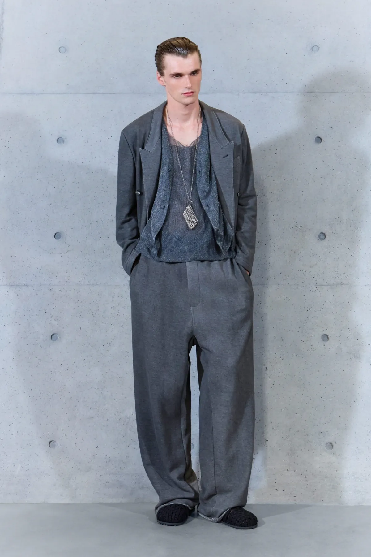 Emporio Armani referme un cycle avec une collection printemps 2027 empreinte de souvenirs