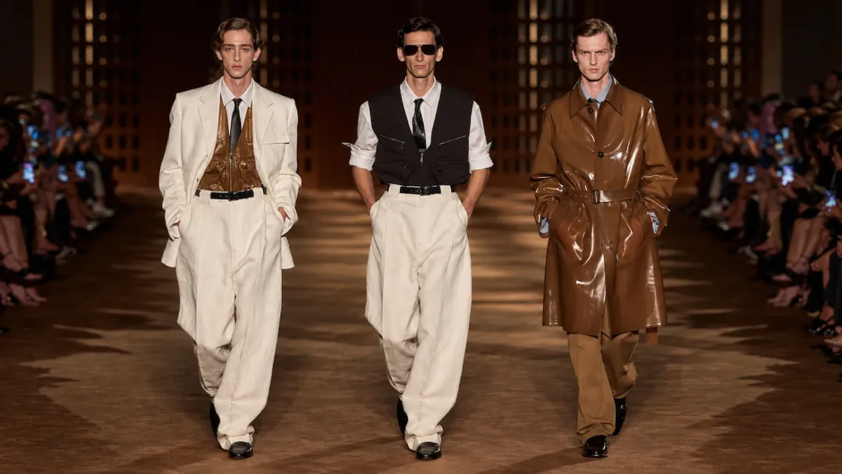 Pour le printemps 2027, Ferragamo signe une collection homme inspirée du désert et de l'élégance vintage