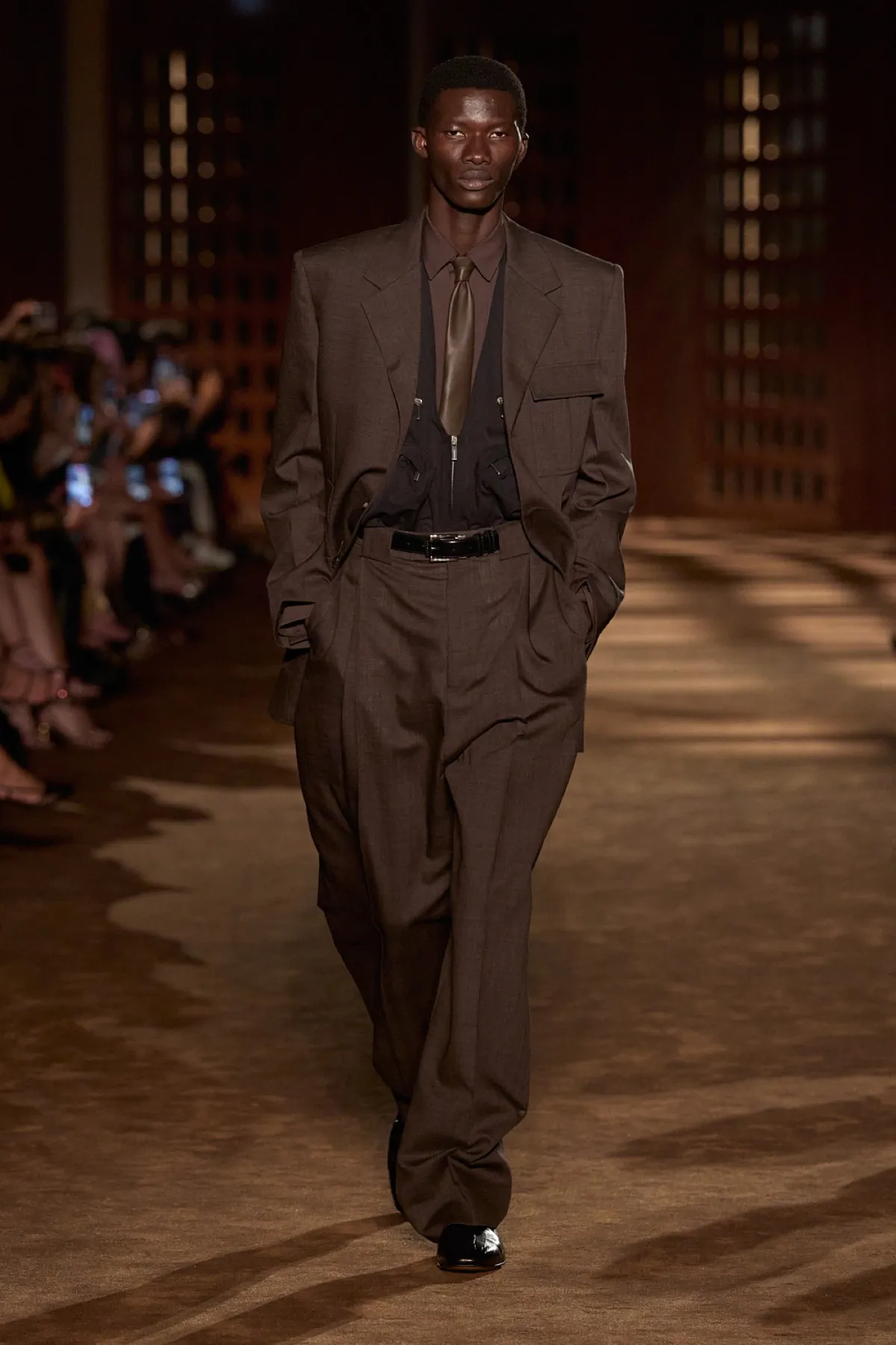 Pour le printemps 2027, Ferragamo signe une collection homme inspirée du désert et de l'élégance vintage