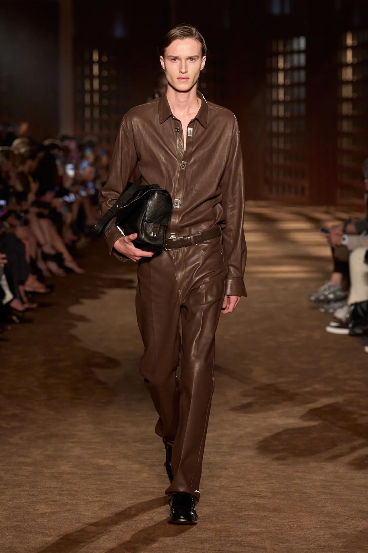 Pour le printemps 2027, Ferragamo signe une collection homme inspirée du désert et de l'élégance vintage