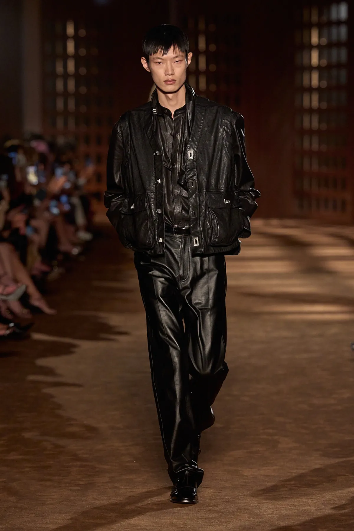 Pour le printemps 2027, Ferragamo signe une collection homme inspirée du désert et de l'élégance vintage