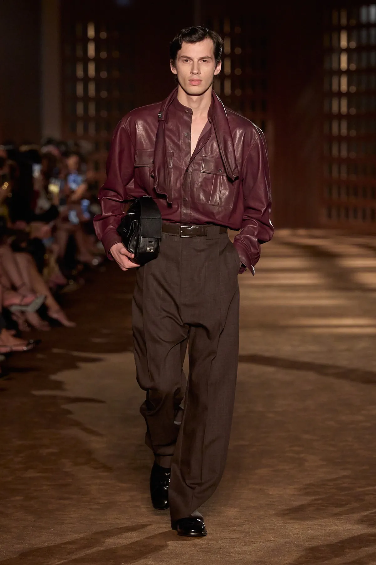 Pour le printemps 2027, Ferragamo signe une collection homme inspirée du désert et de l'élégance vintage
