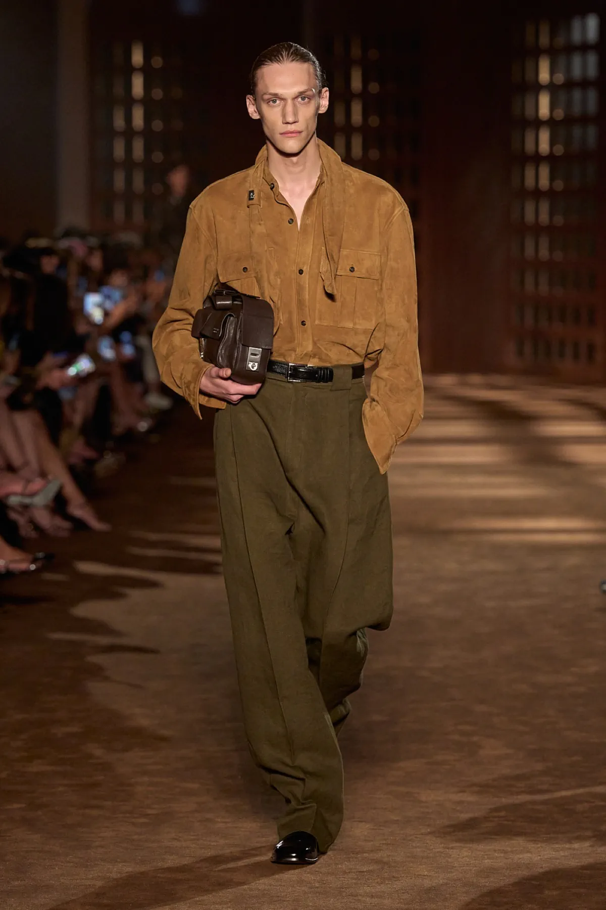 Pour le printemps 2027, Ferragamo signe une collection homme inspirée du désert et de l'élégance vintage