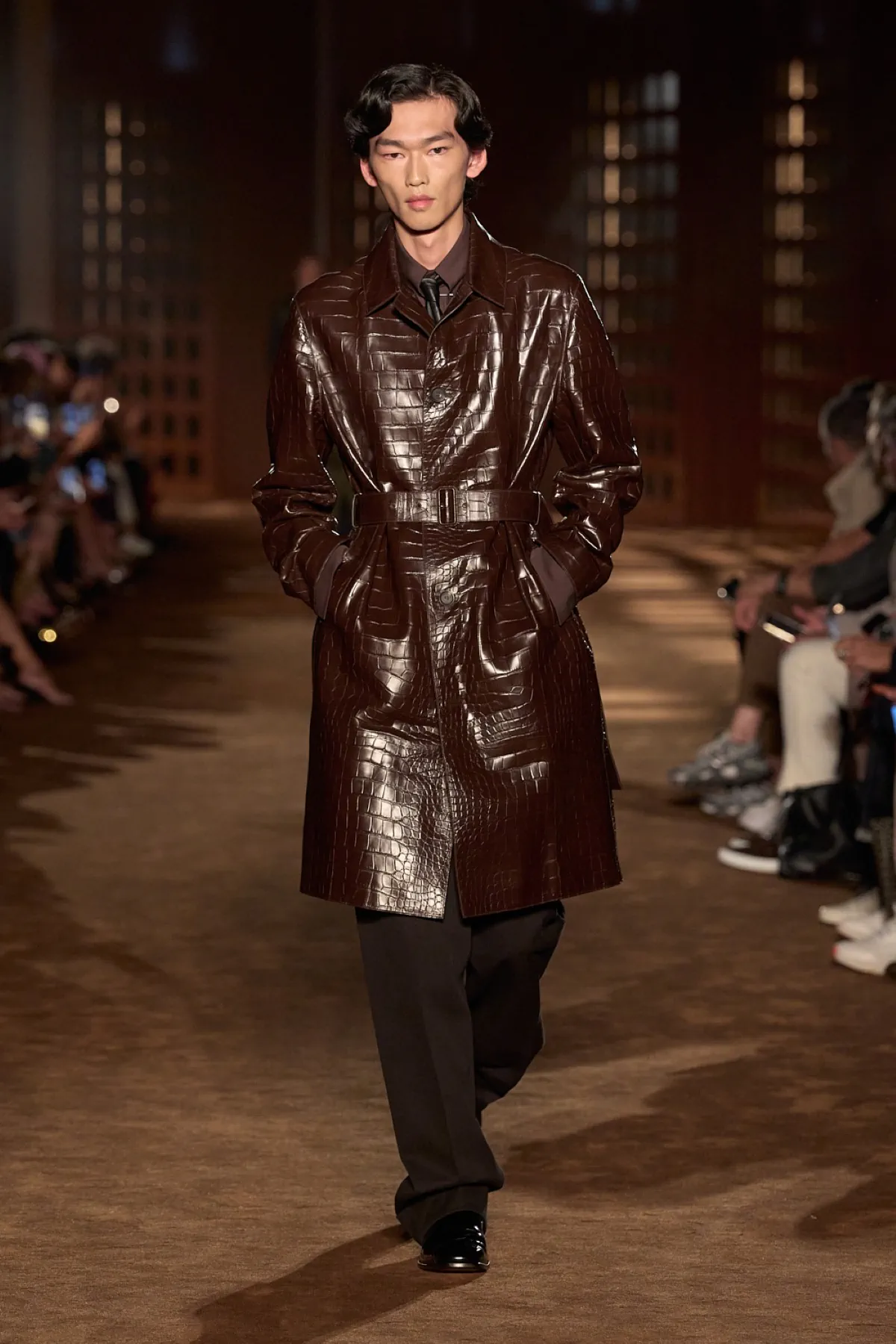 Pour le printemps 2027, Ferragamo signe une collection homme inspirée du désert et de l'élégance vintage