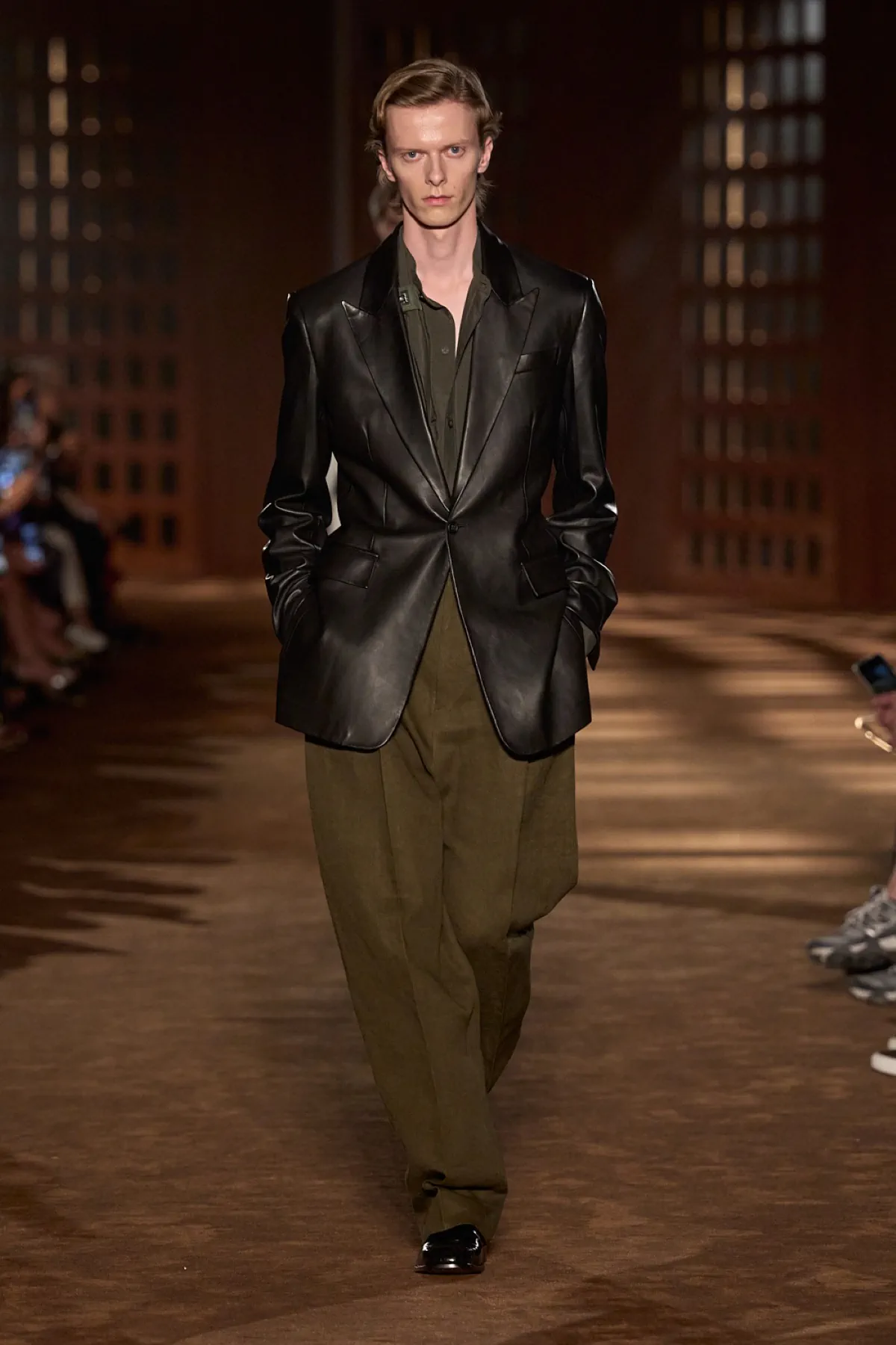 Pour le printemps 2027, Ferragamo signe une collection homme inspirée du désert et de l'élégance vintage