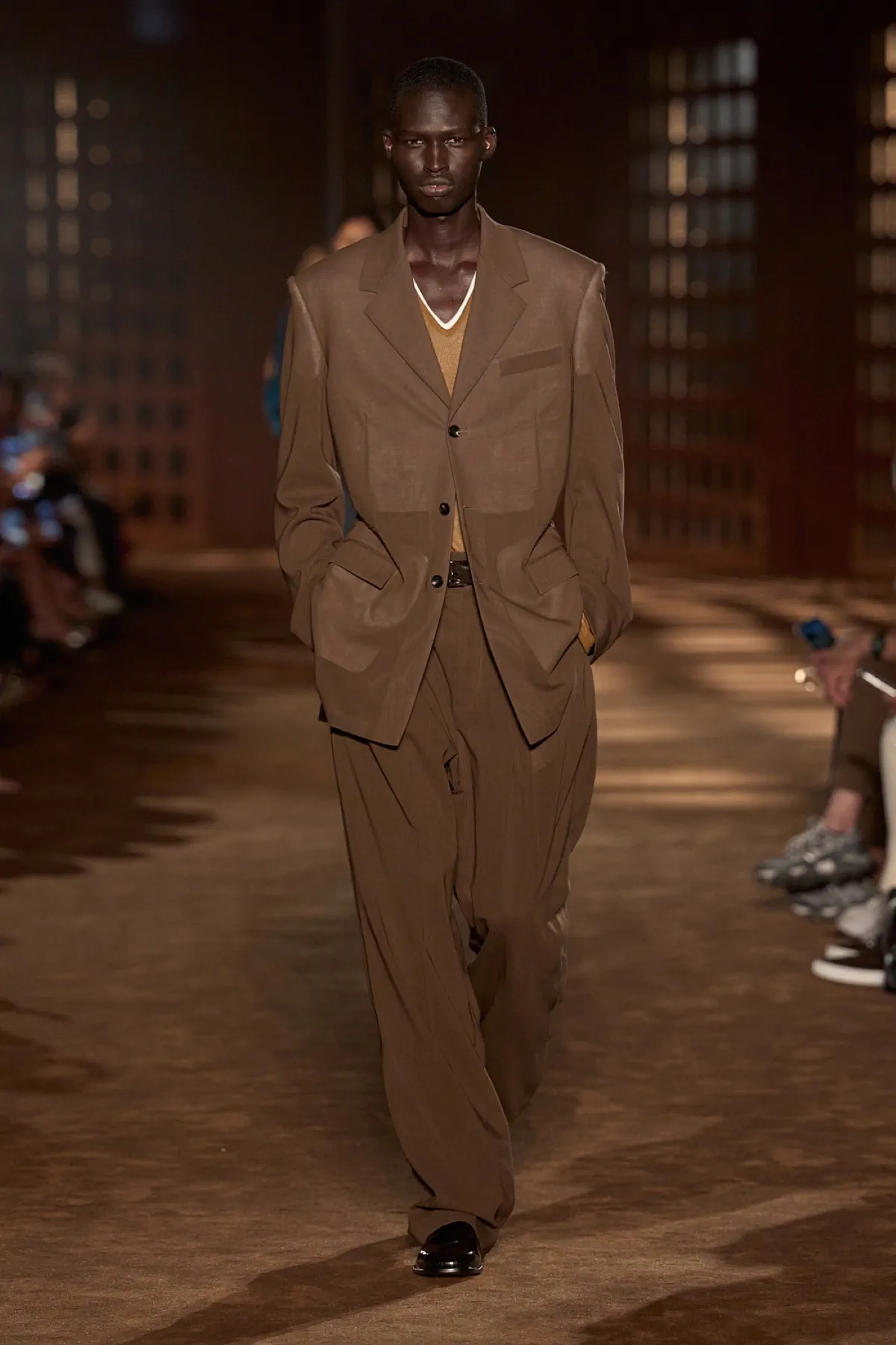 Pour le printemps 2027, Ferragamo signe une collection homme inspirée du désert et de l'élégance vintage