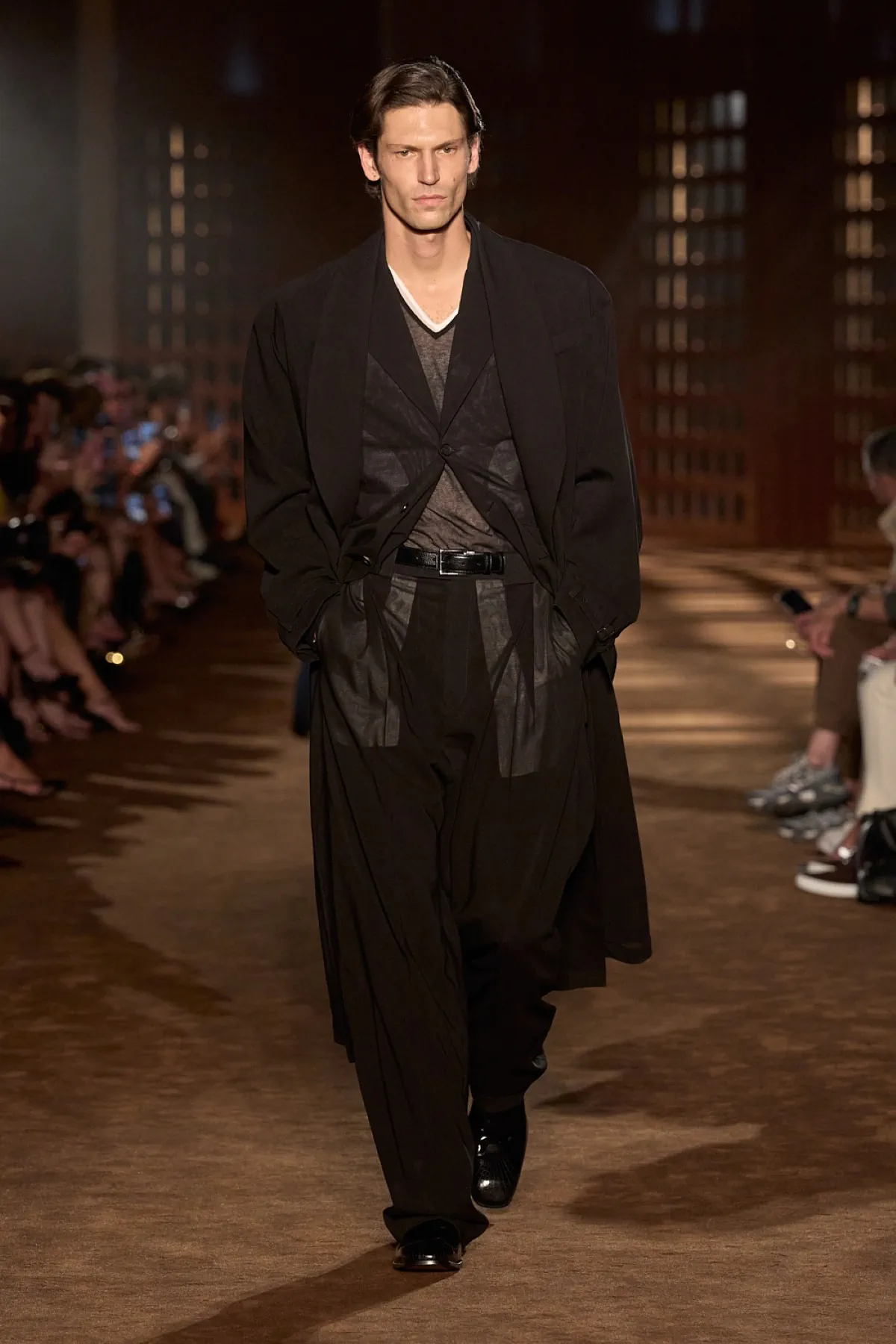 Pour le printemps 2027, Ferragamo signe une collection homme inspirée du désert et de l'élégance vintage