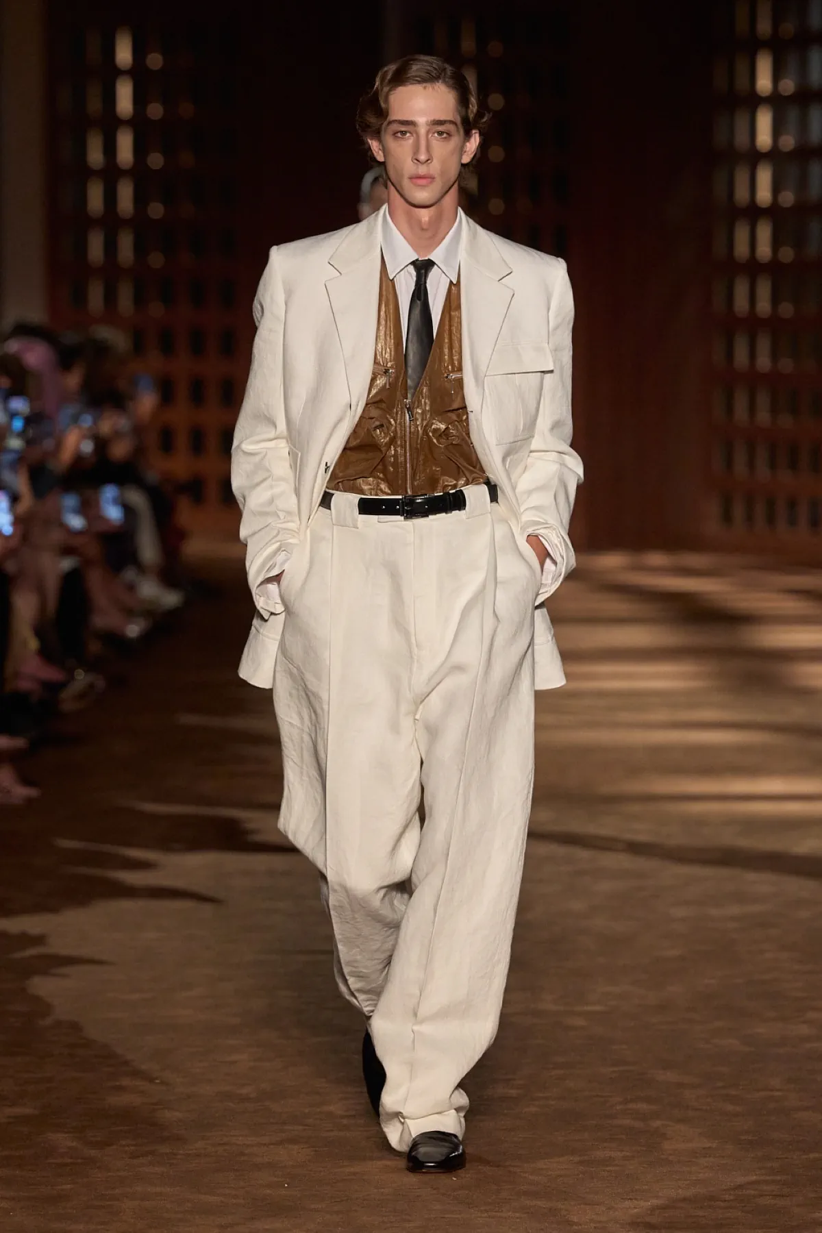 Pour le printemps 2027, Ferragamo signe une collection homme inspirée du désert et de l'élégance vintage