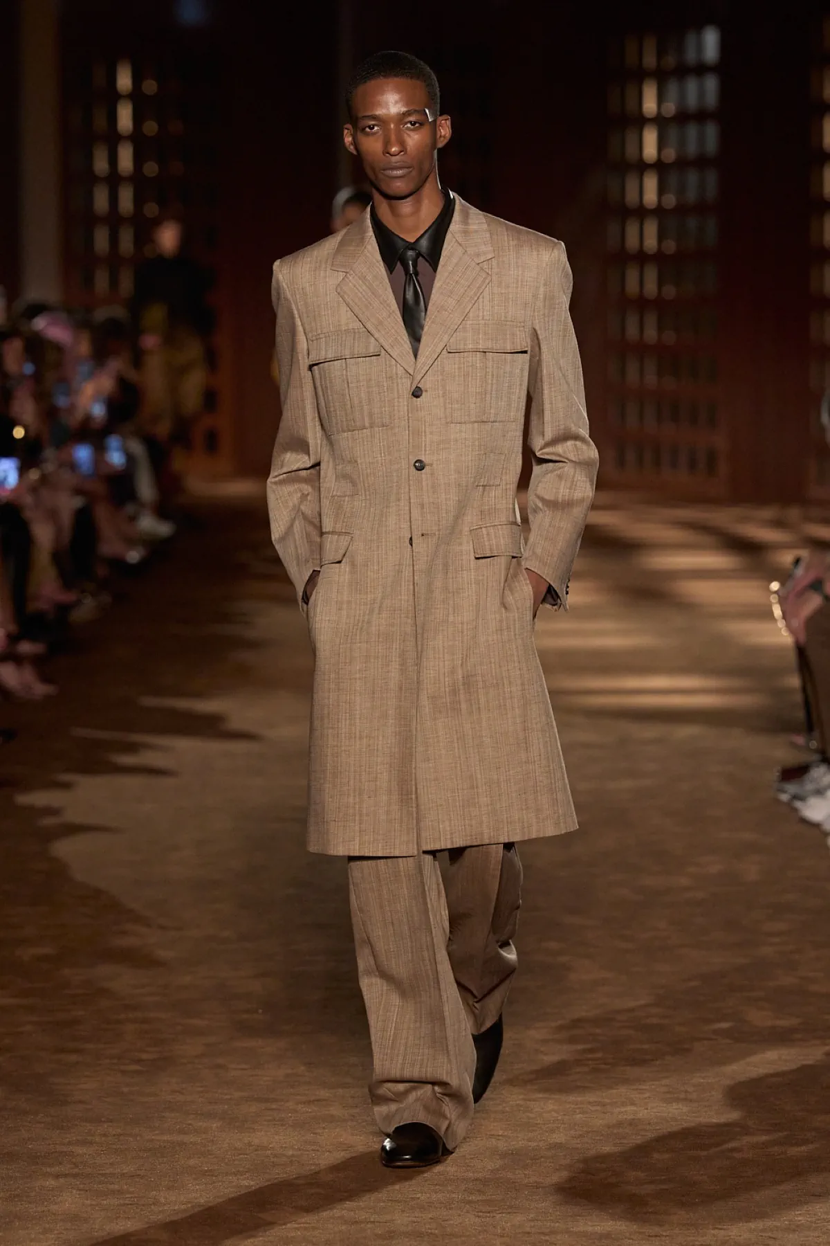 Pour le printemps 2027, Ferragamo signe une collection homme inspirée du désert et de l'élégance vintage
