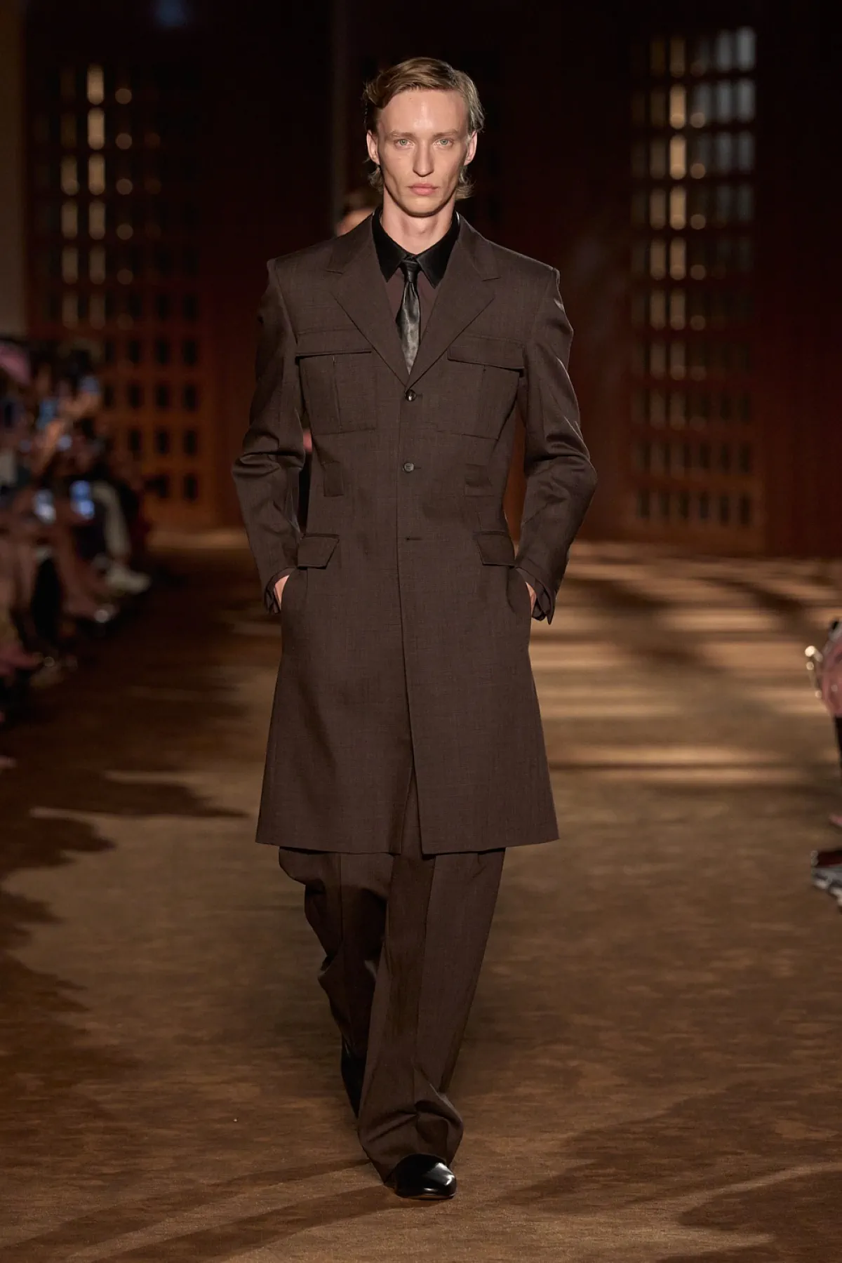 Pour le printemps 2027, Ferragamo signe une collection homme inspirée du désert et de l'élégance vintage