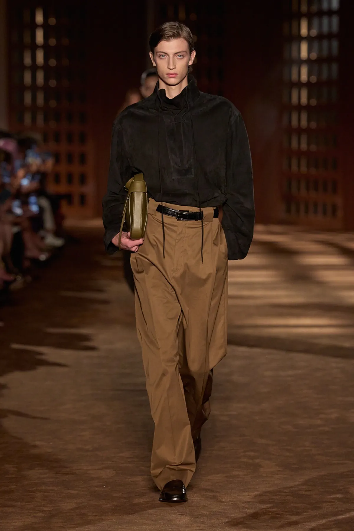 Pour le printemps 2027, Ferragamo signe une collection homme inspirée du désert et de l'élégance vintage