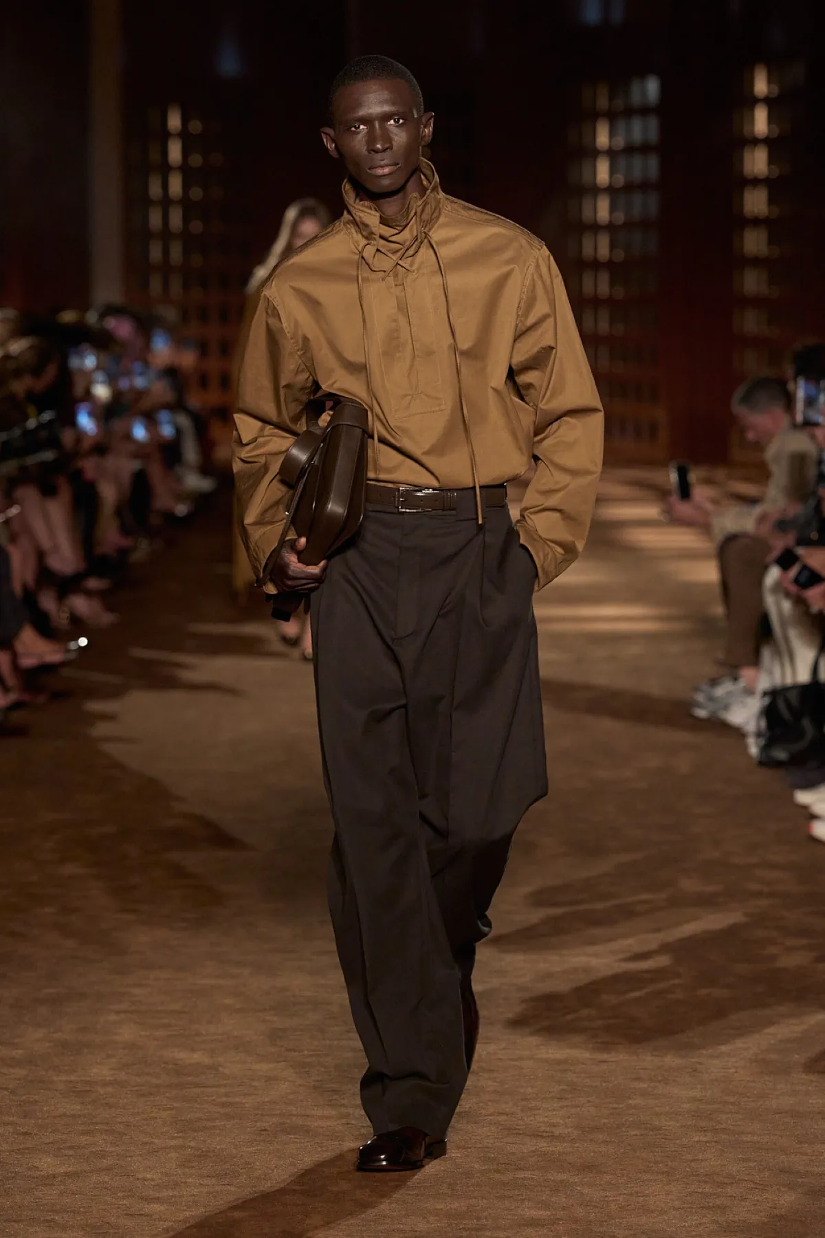 Pour le printemps 2027, Ferragamo signe une collection homme inspirée du désert et de l'élégance vintage