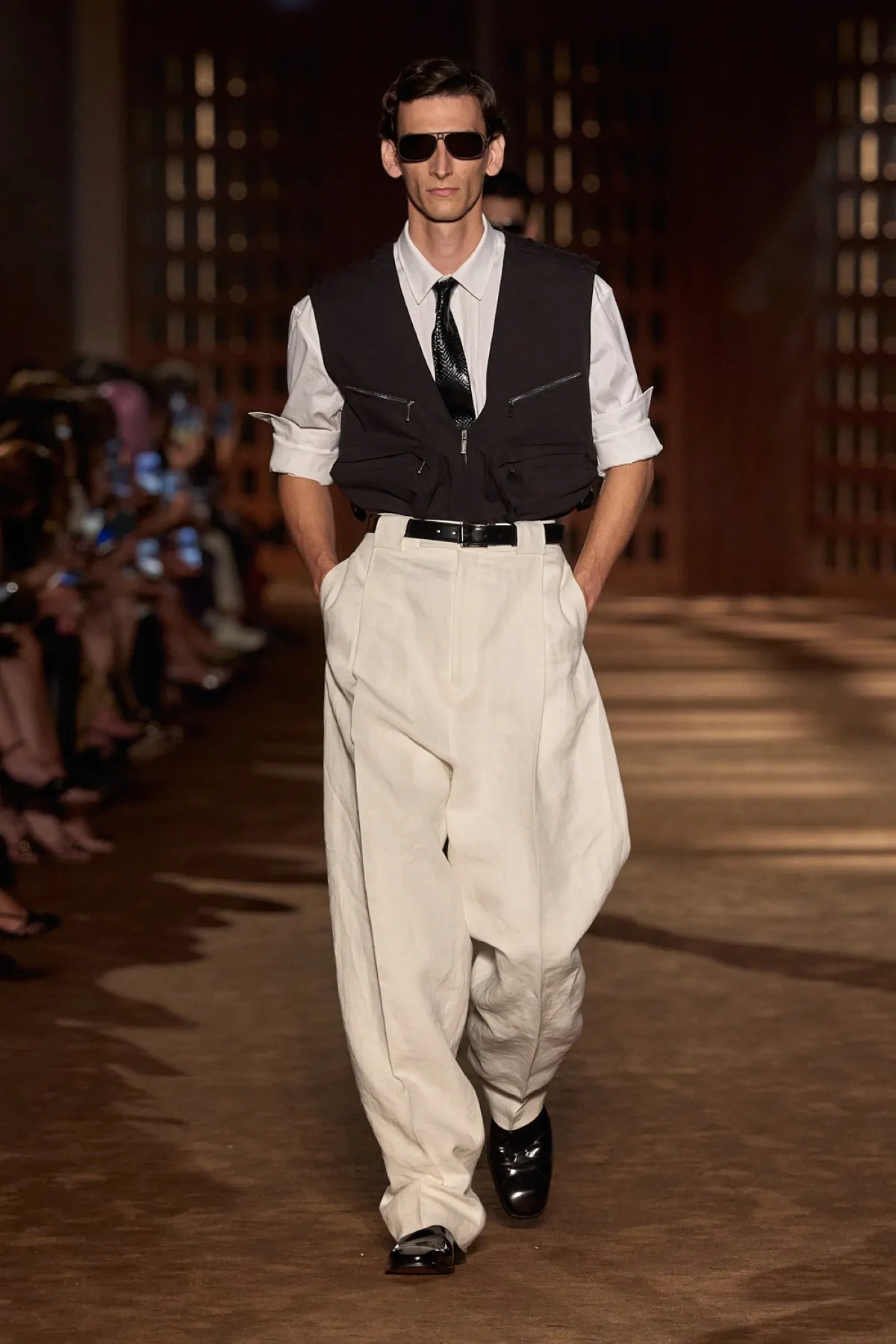 Pour le printemps 2027, Ferragamo signe une collection homme inspirée du désert et de l'élégance vintage