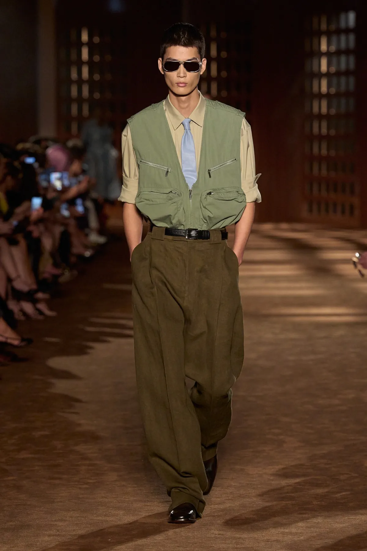 Pour le printemps 2027, Ferragamo signe une collection homme inspirée du désert et de l'élégance vintage