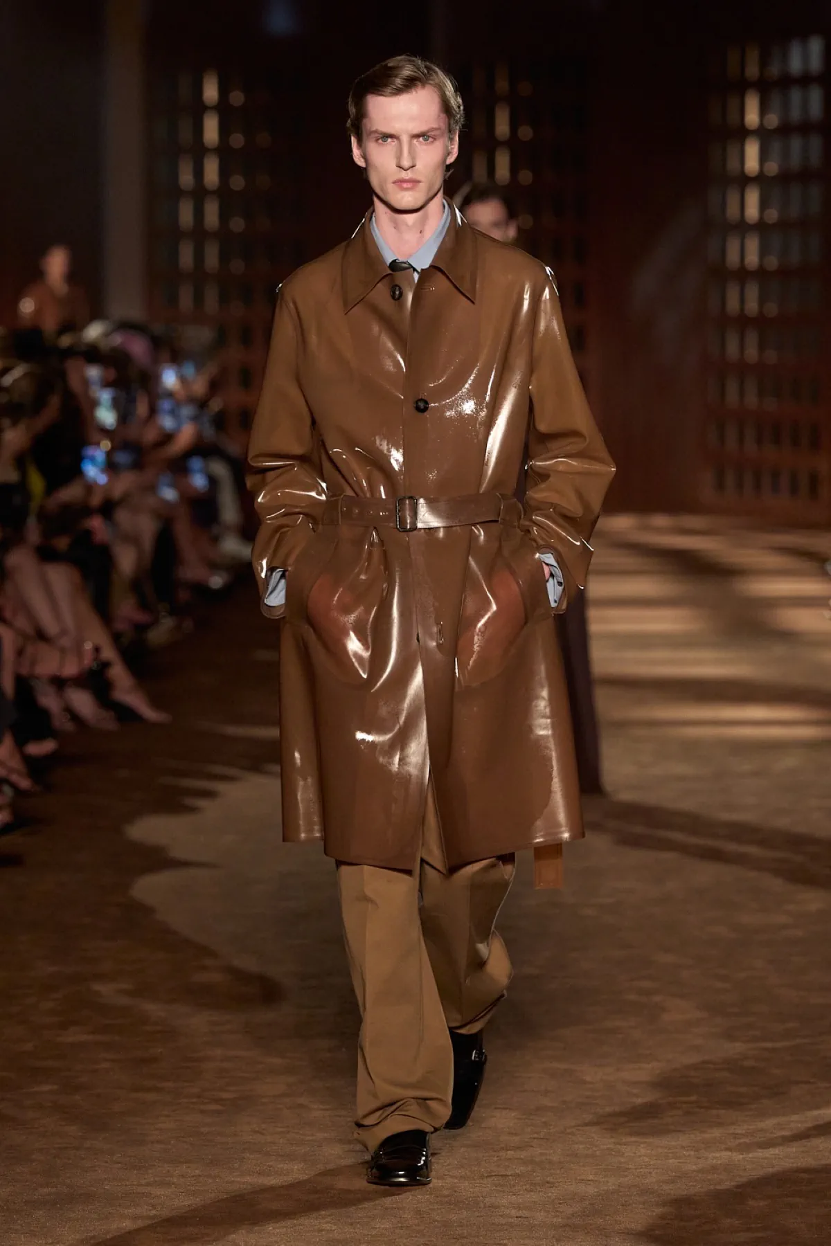 Pour le printemps 2027, Ferragamo signe une collection homme inspirée du désert et de l'élégance vintage